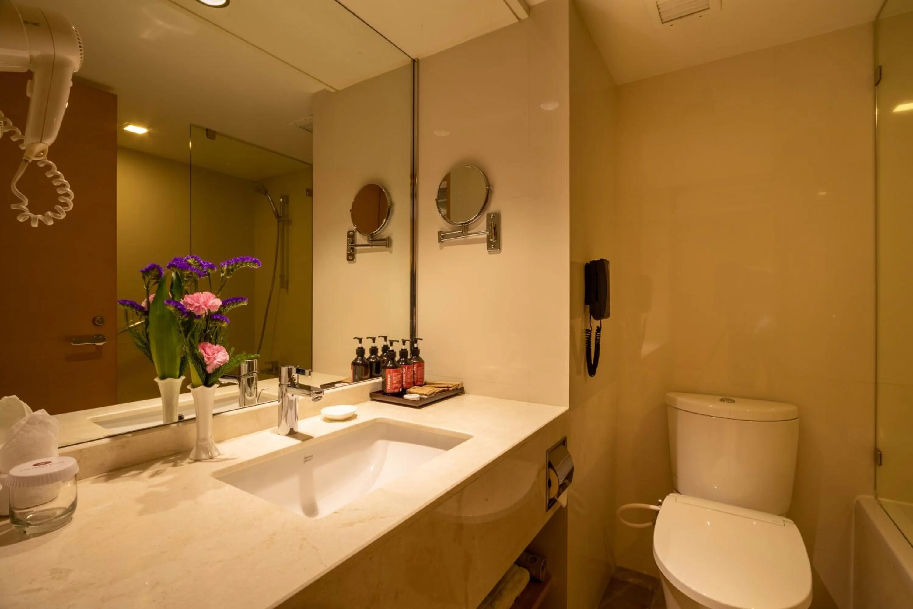 Bathroom in Lao Plaza Hotel