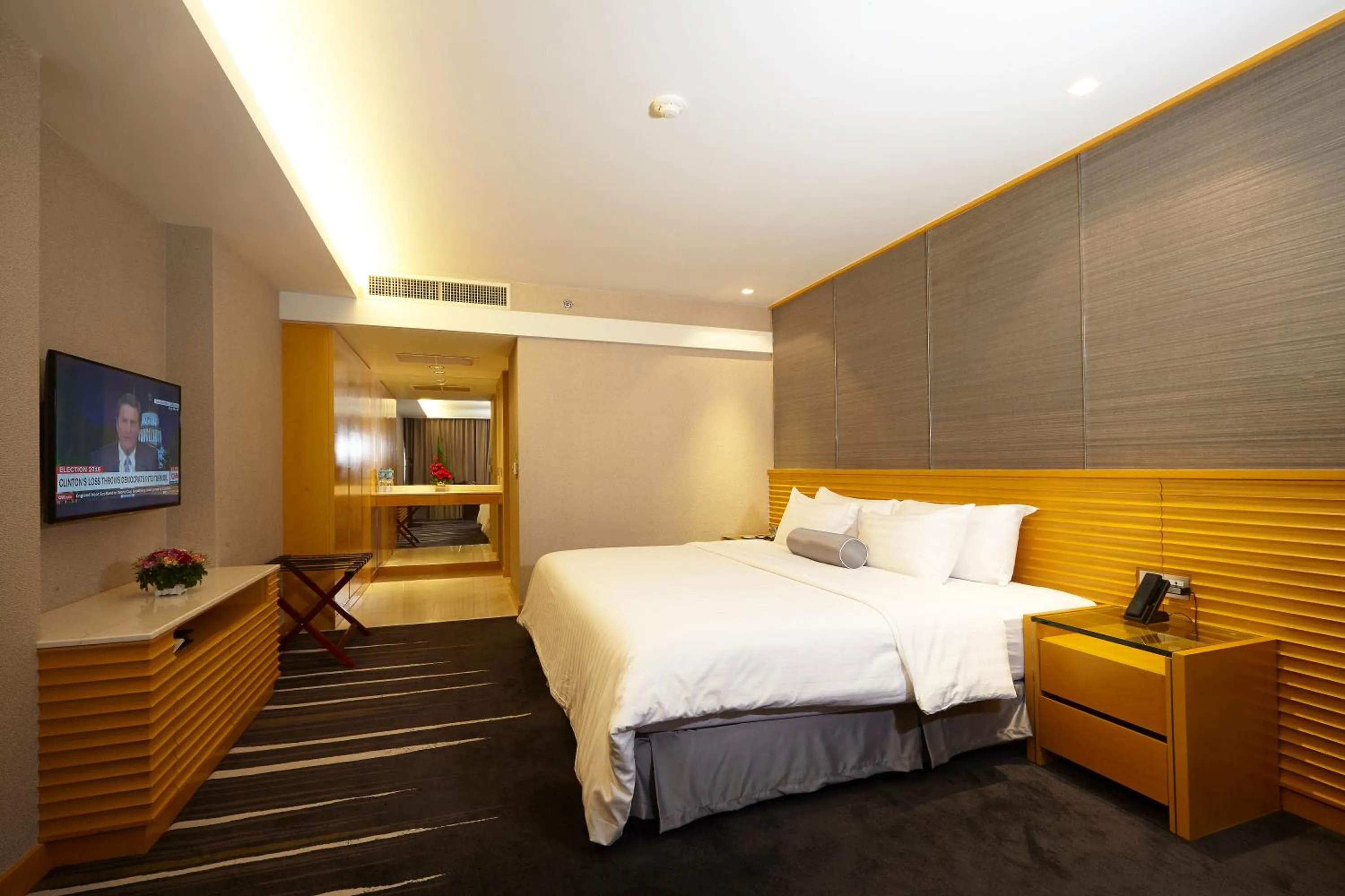 Bed in Lao Plaza Hotel