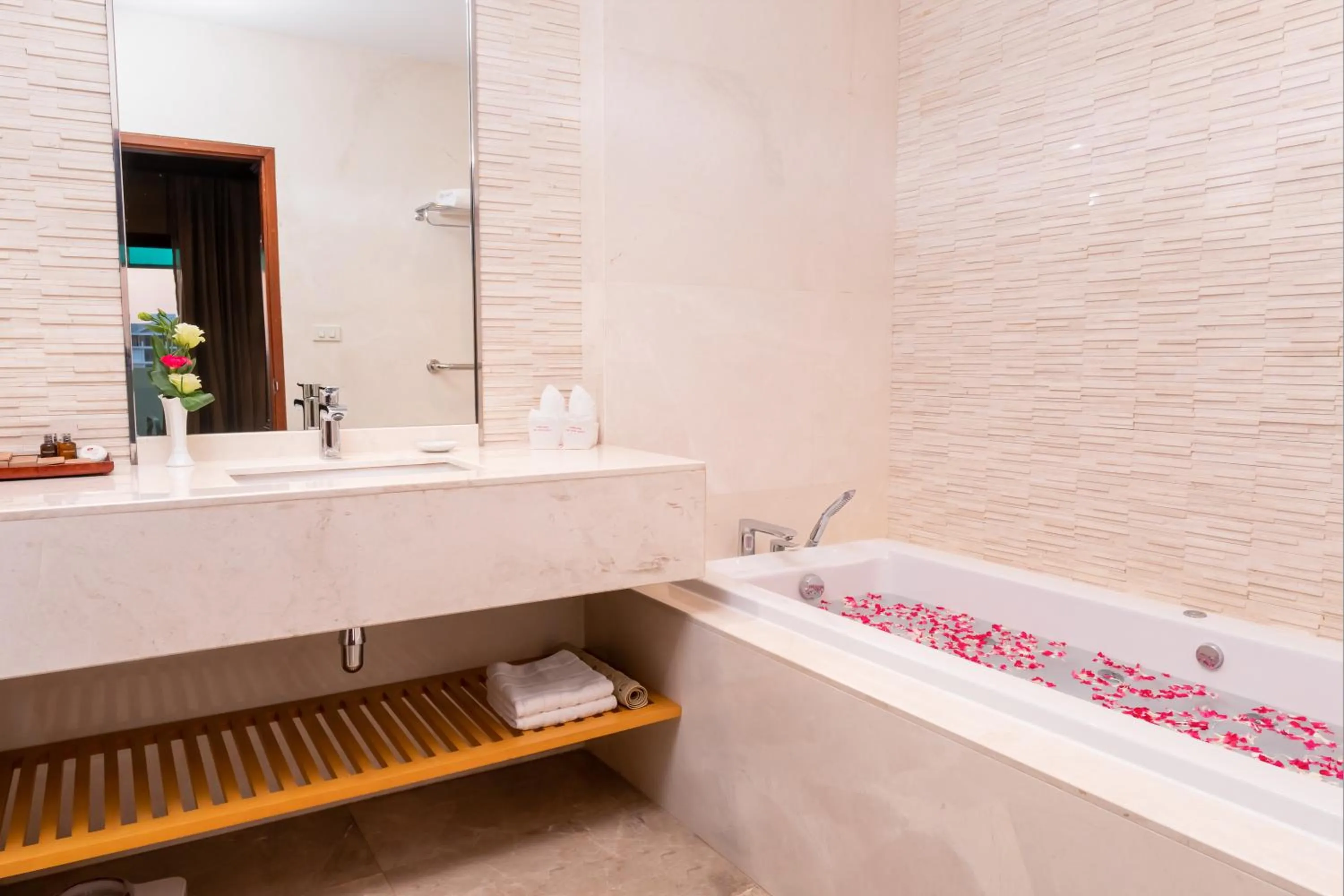 Bathroom in Lao Plaza Hotel