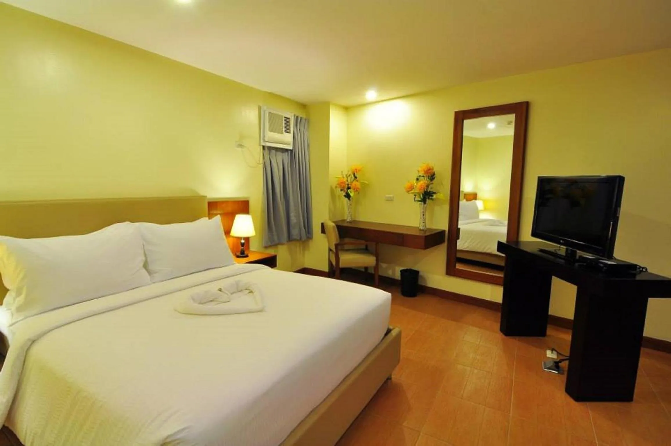 Photo of the whole room, Bed in The Well Hotel