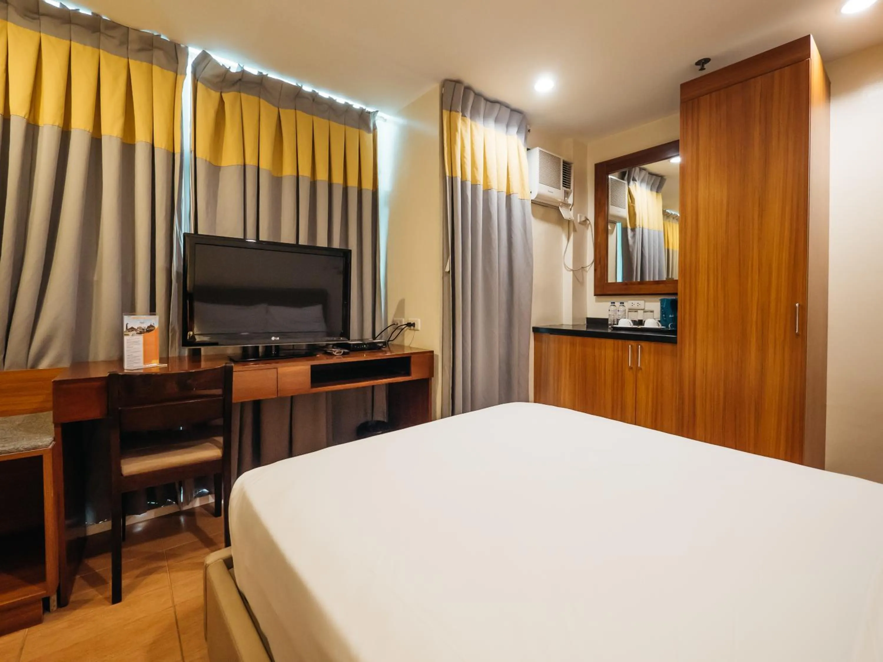 Shower, Bed in The Well Hotel