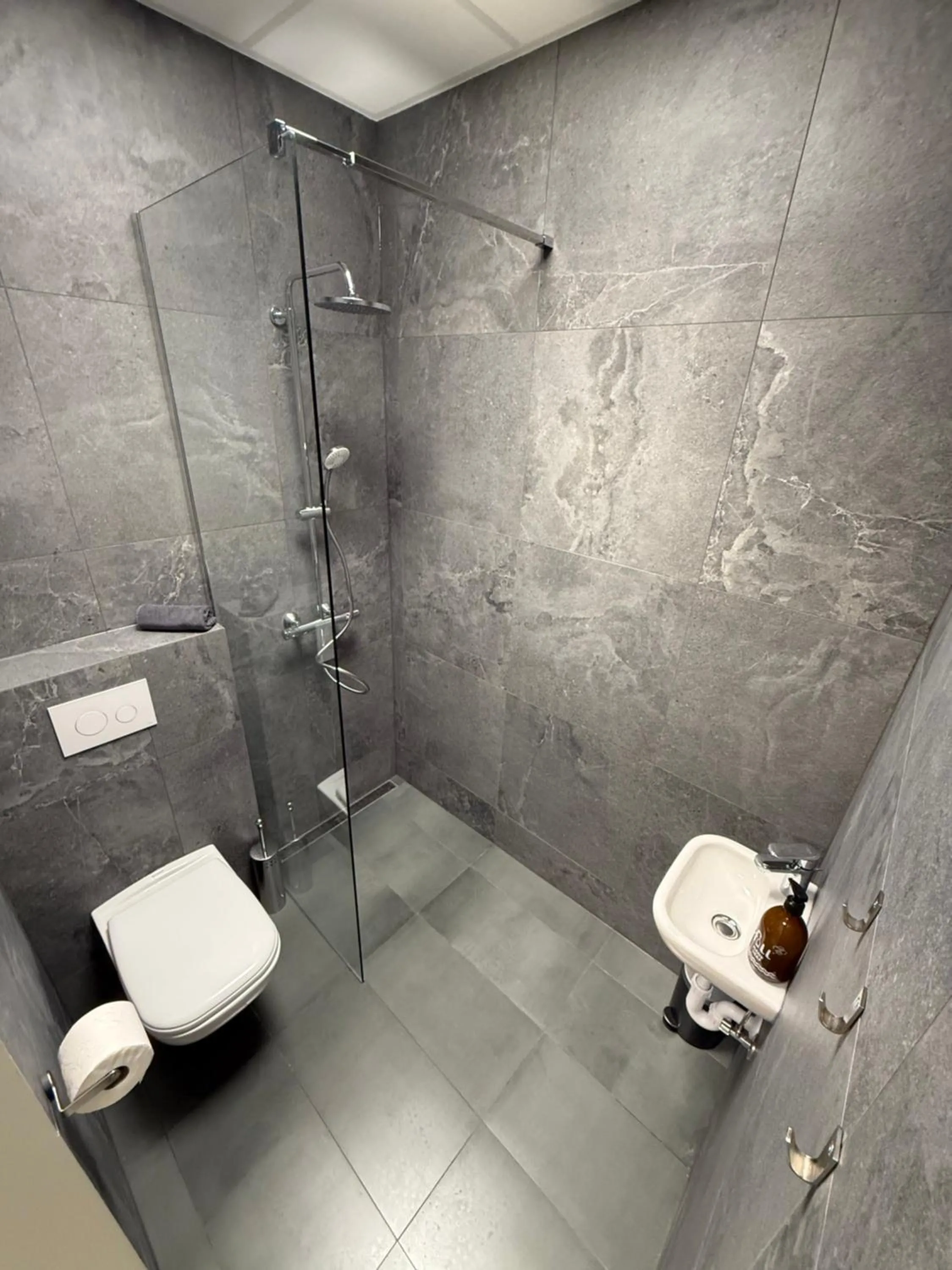 Bathroom in The Freezer Hostel & Culture Center