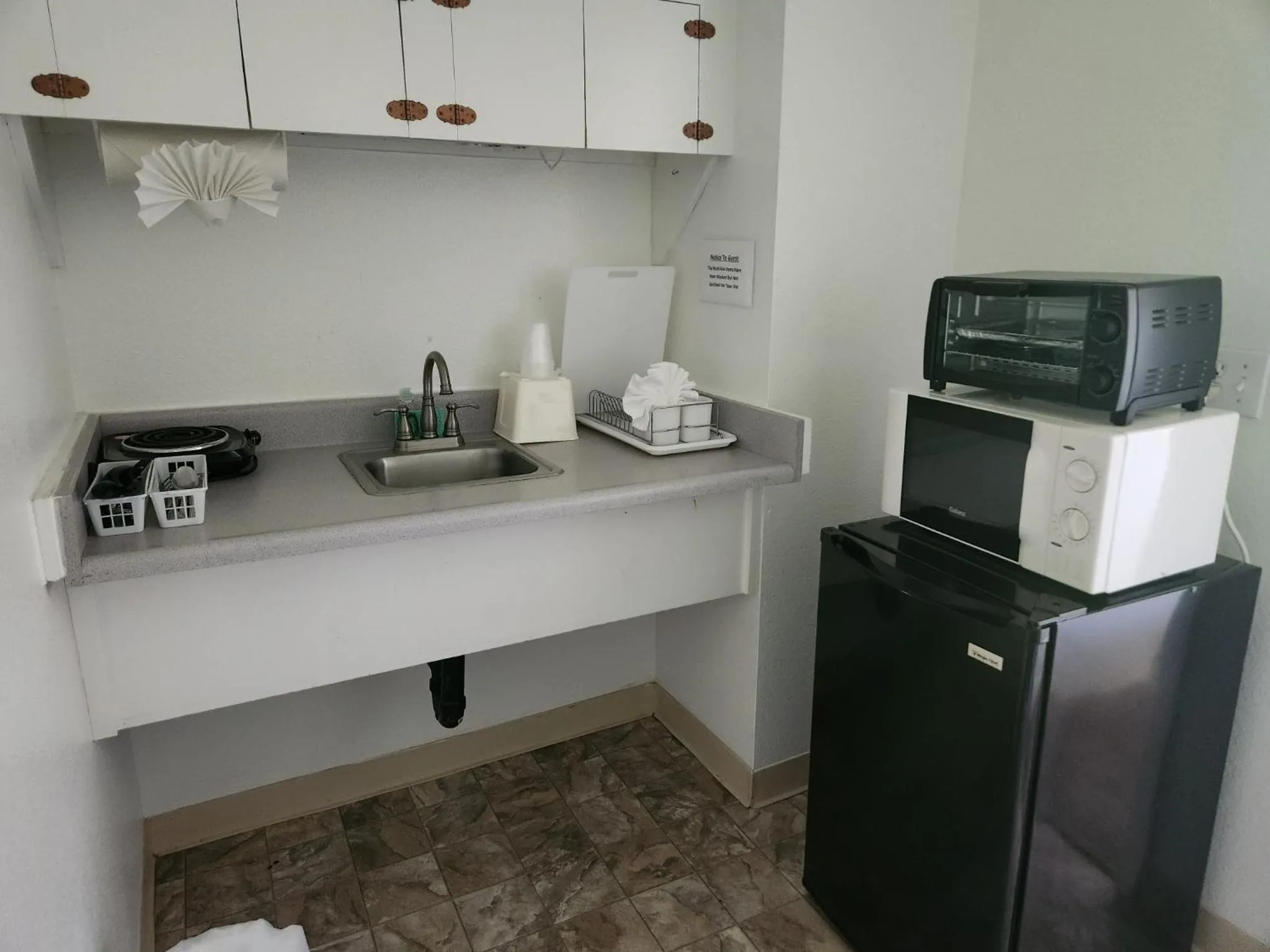 Kitchen or kitchenette in The View Motel