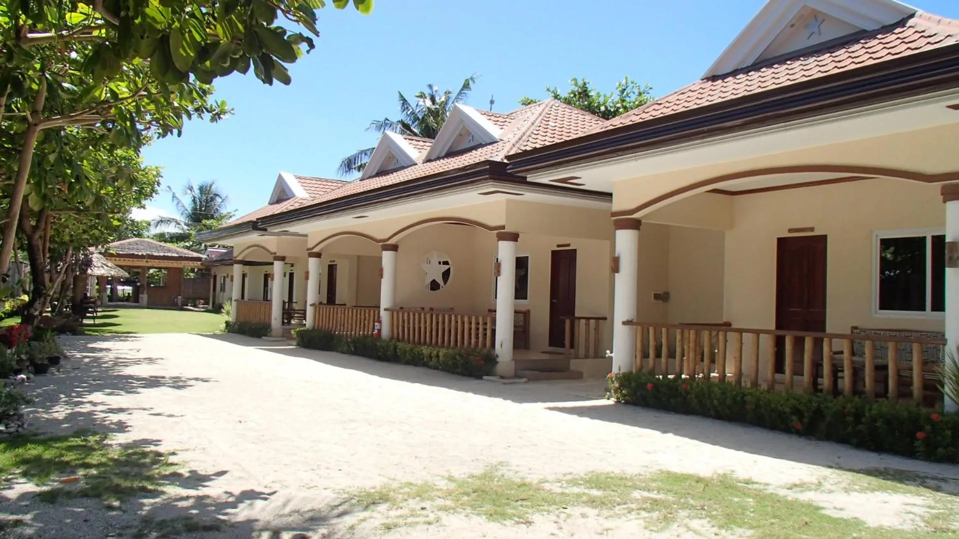 Property building in Malapascua Starlight Resort