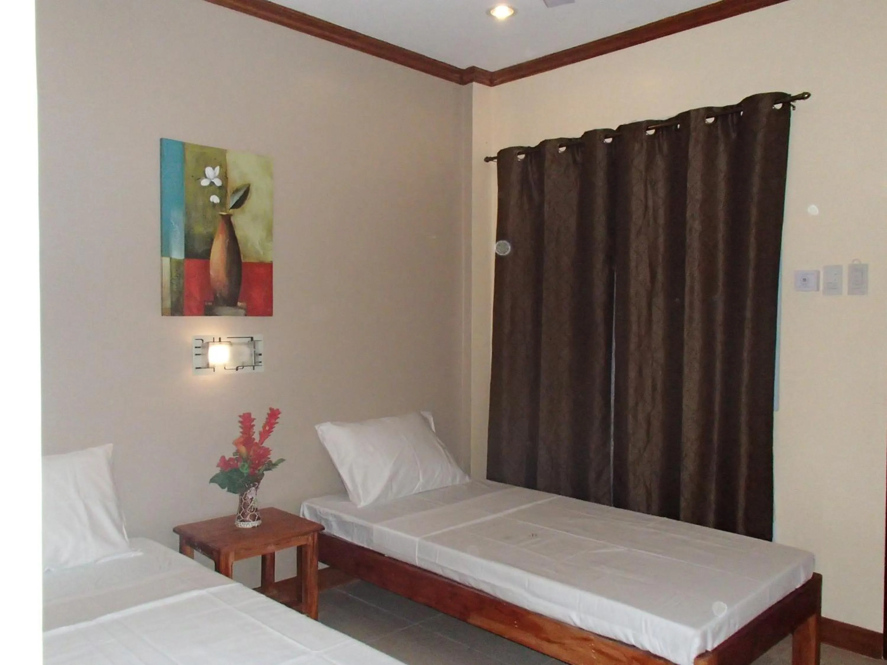 Photo of the whole room, Bed in Malapascua Starlight Resort