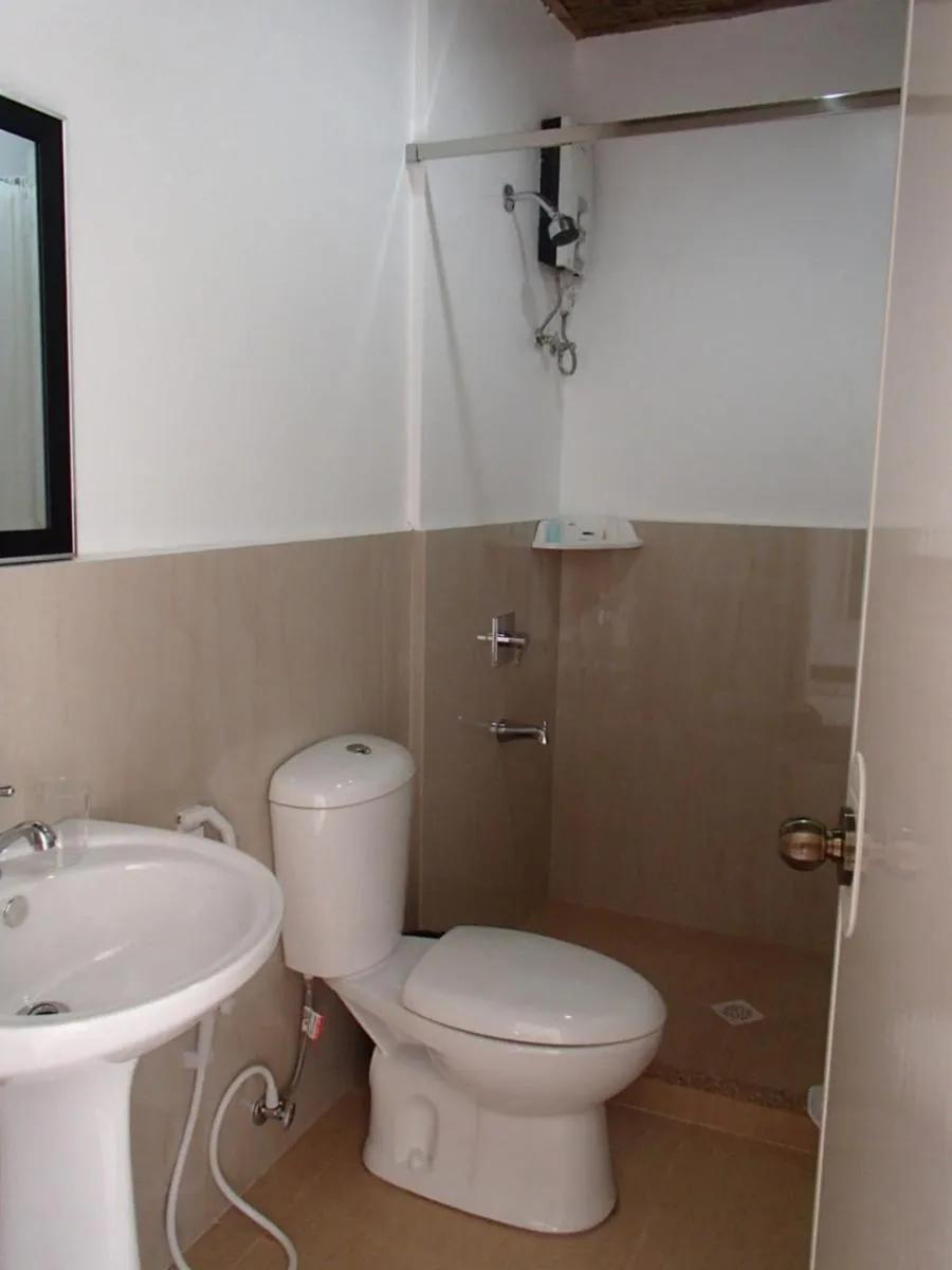 Bathroom in Malapascua Starlight Resort