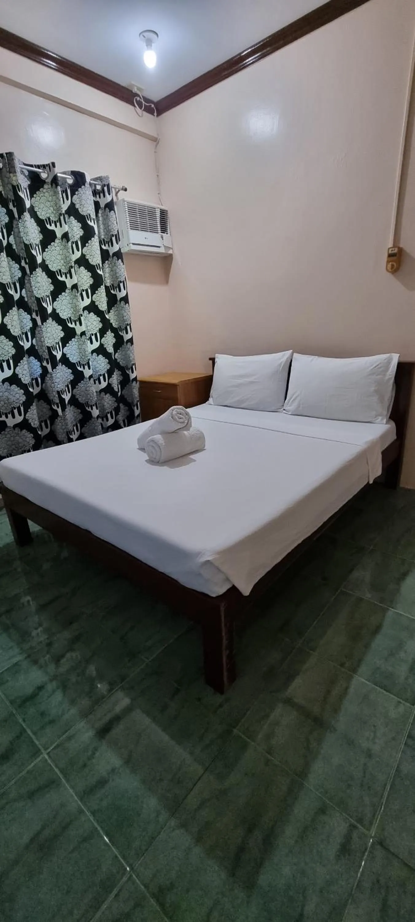 Bed in Malapascua Starlight Resort