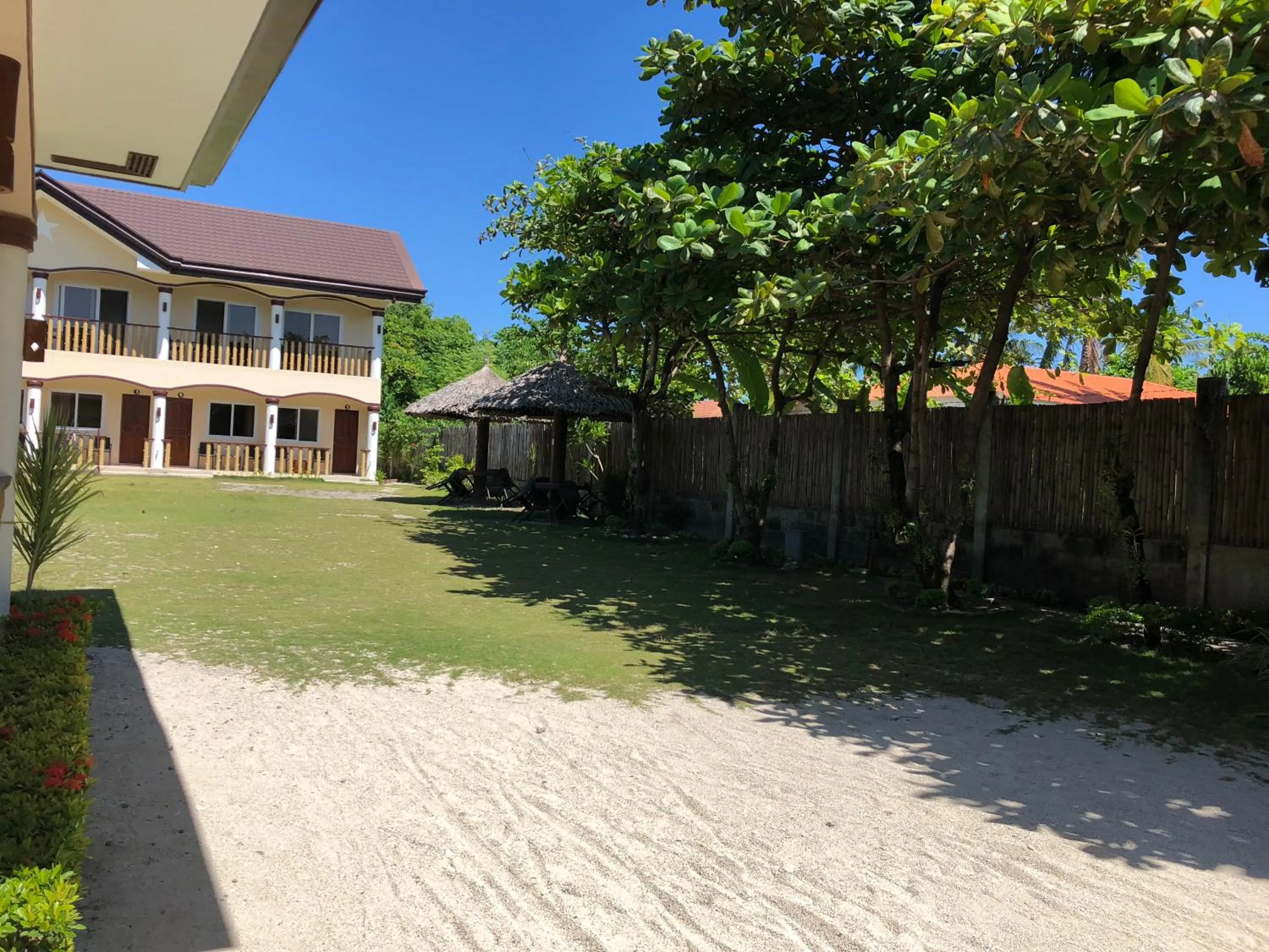 Garden in Malapascua Starlight Resort