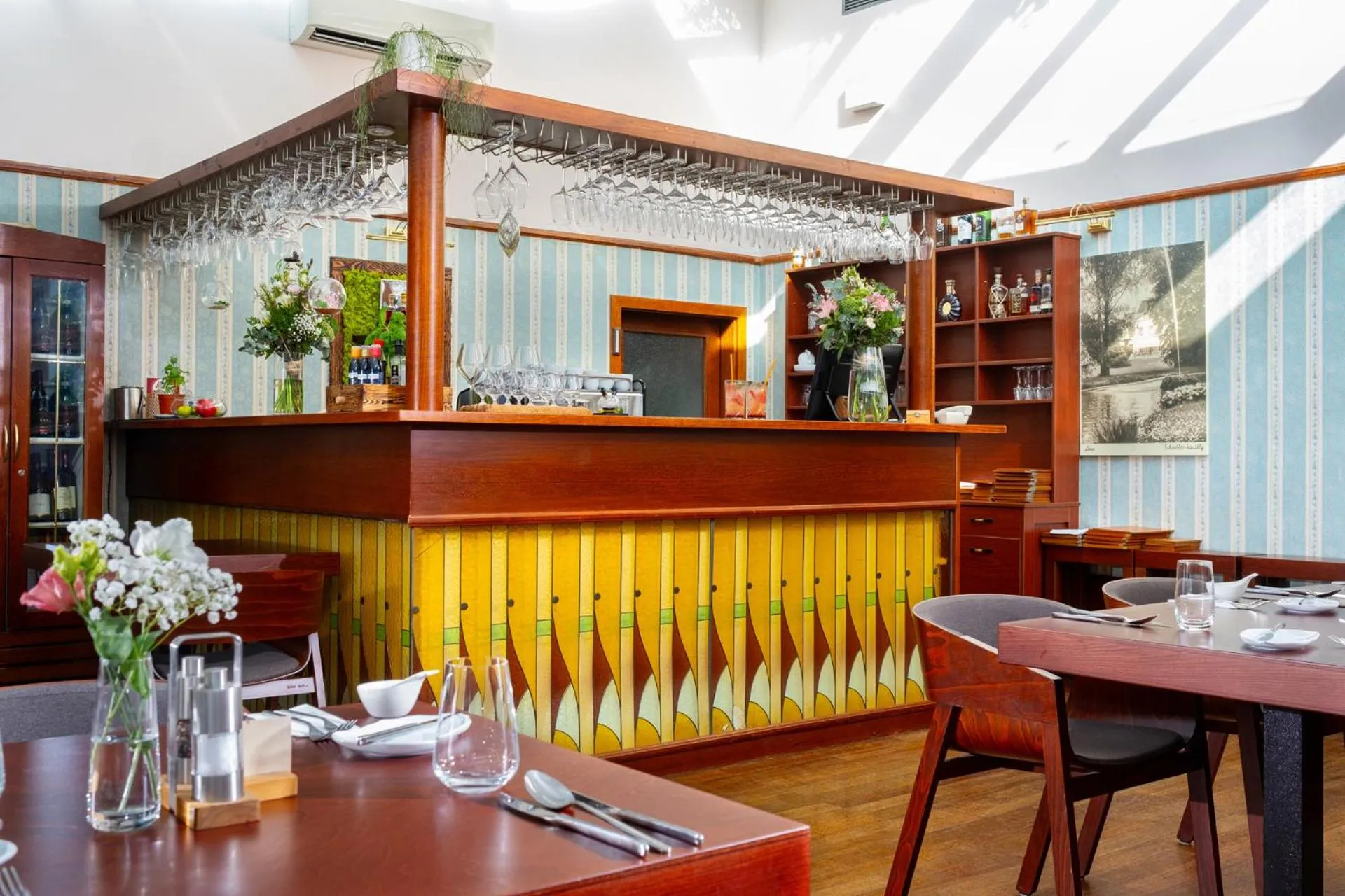 Restaurant/places to eat in Hotel Golden Eagle