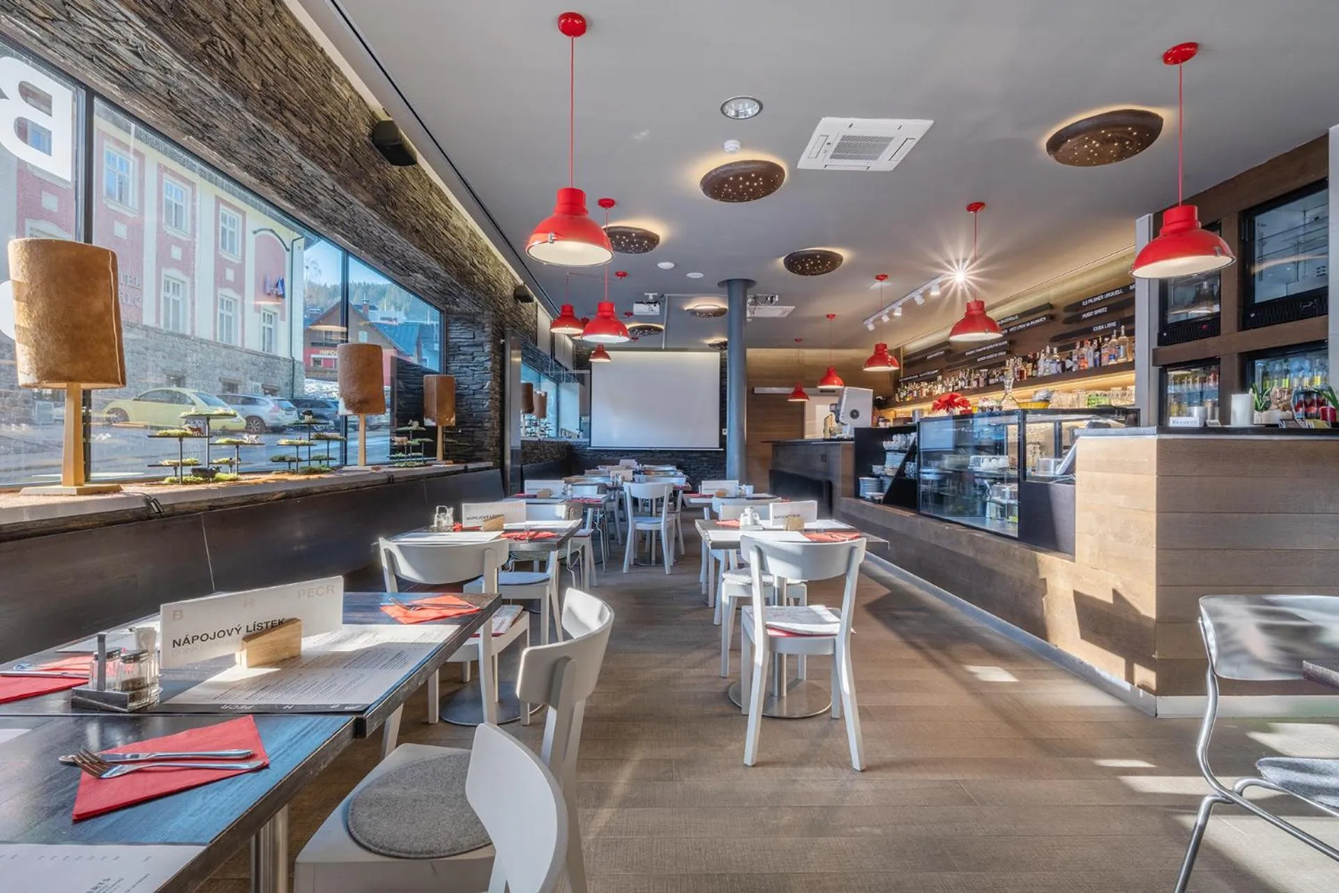 Restaurant/places to eat in HOTEL PECR WELL