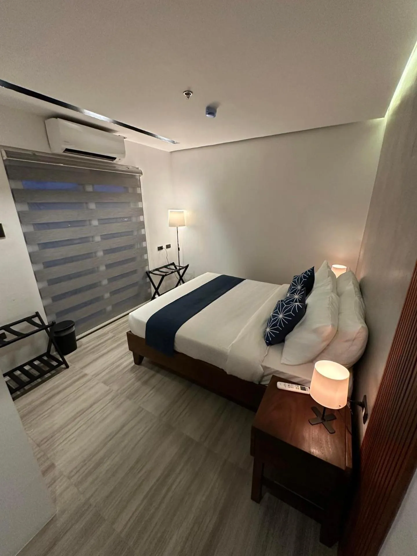 Photo of the whole room, Bed in Coron 180 Hotel