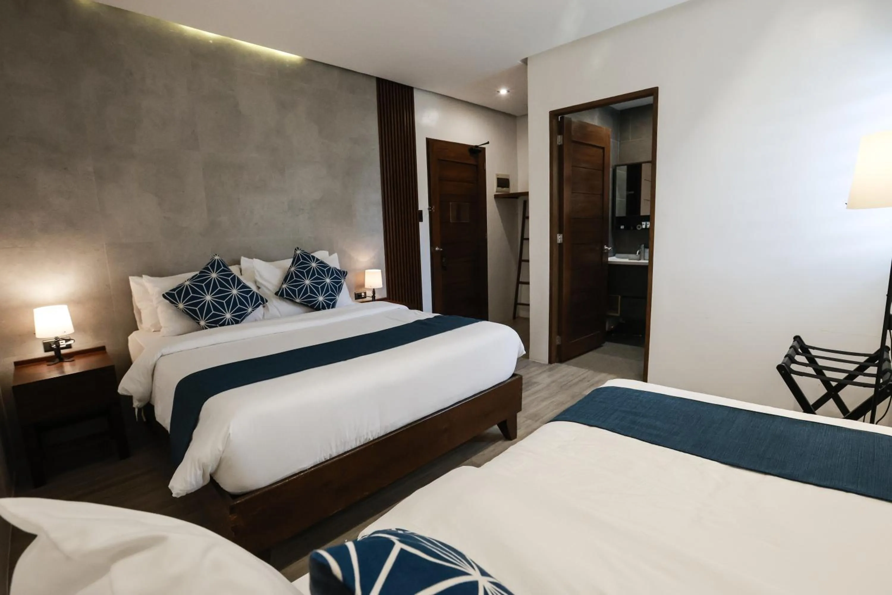 Photo of the whole room, Bed in Coron 180 Hotel