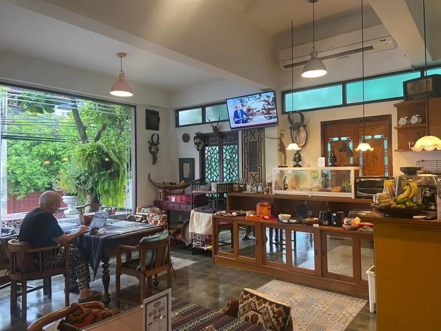 Restaurant/places to eat in Baan Huenphen Boutique Hotel