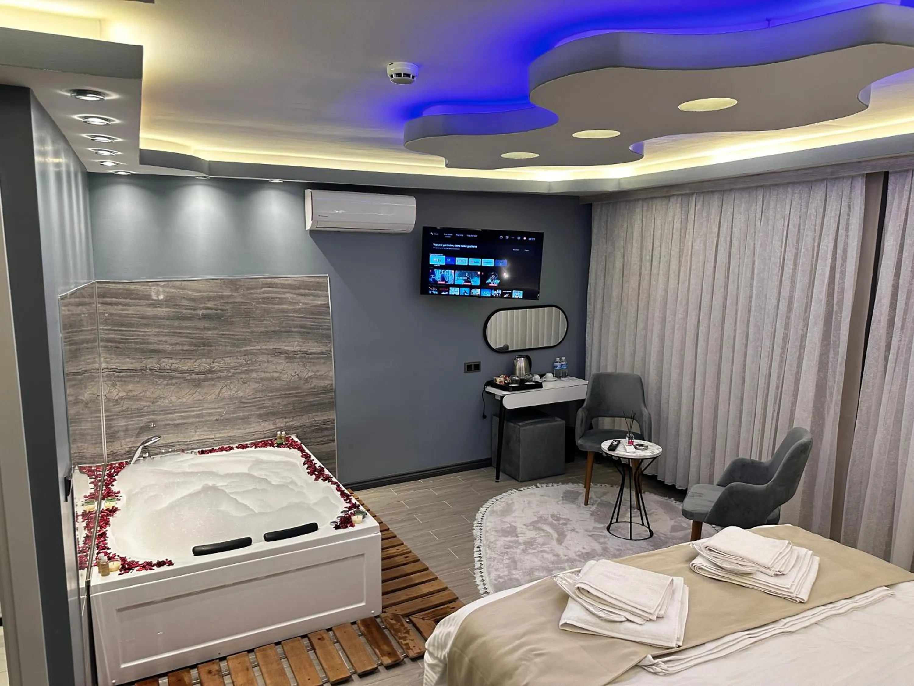 TV and multimedia, Bed in Blue Moonrise Hotel