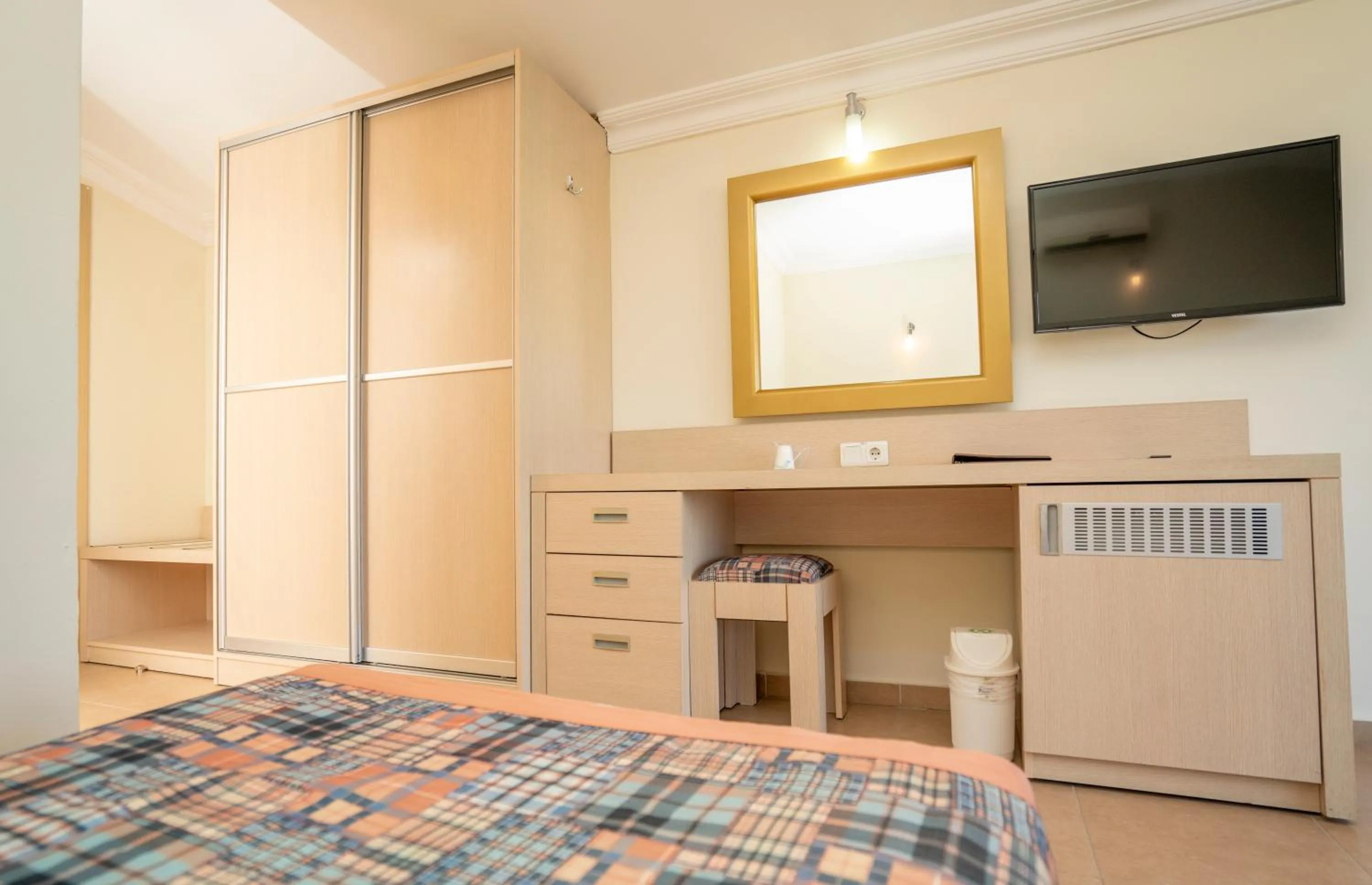 TV and multimedia, Bed in Gardenia Beach Hotel