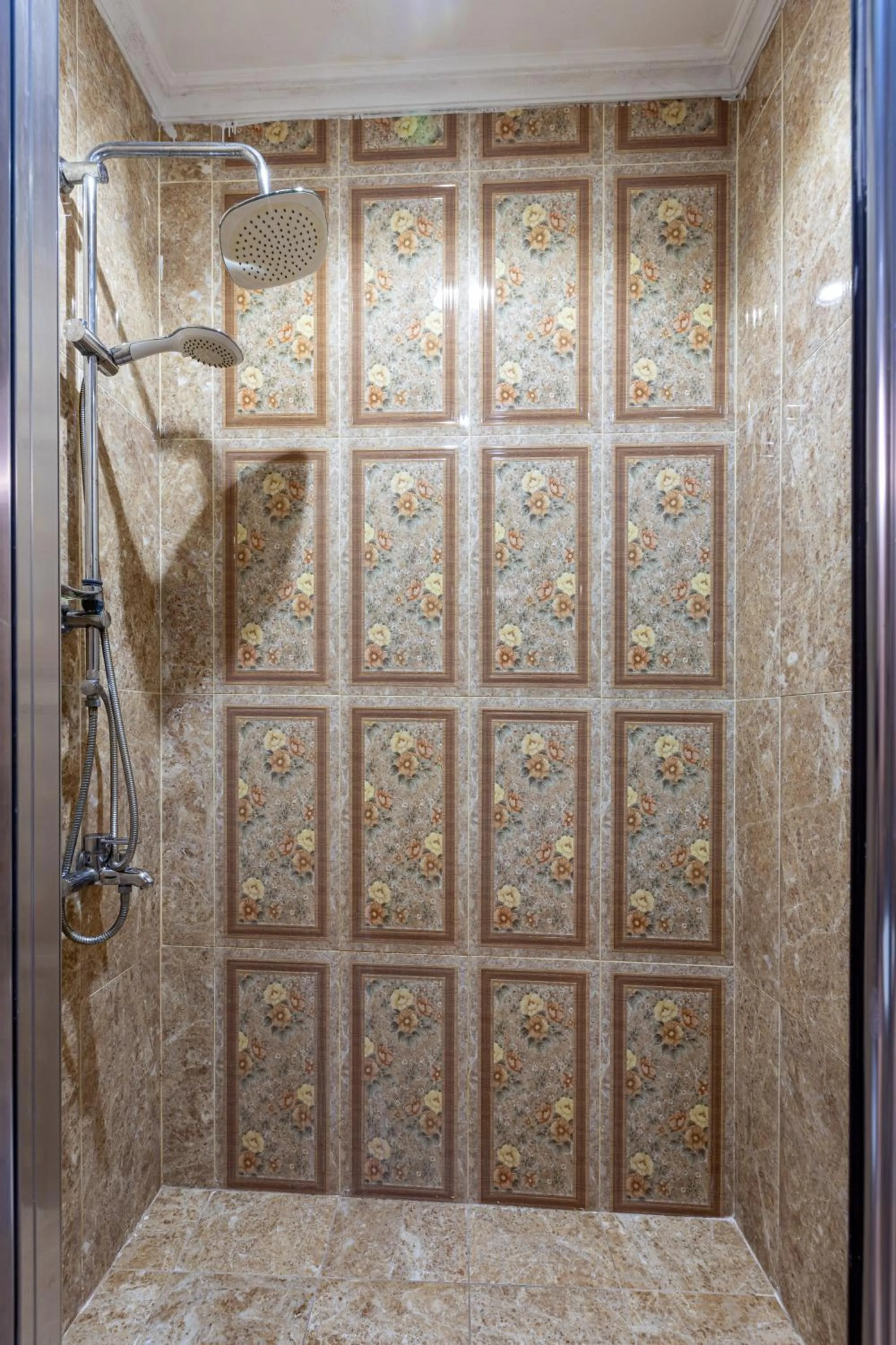 Shower in LINNGA HOTEL & SUITE