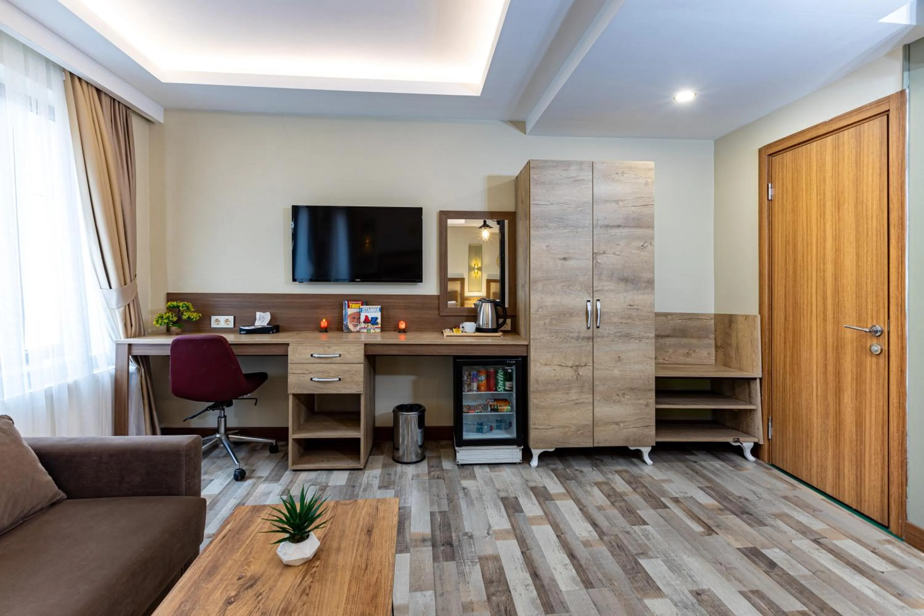 Communal lounge/ TV room in LINNGA HOTEL & SUITE