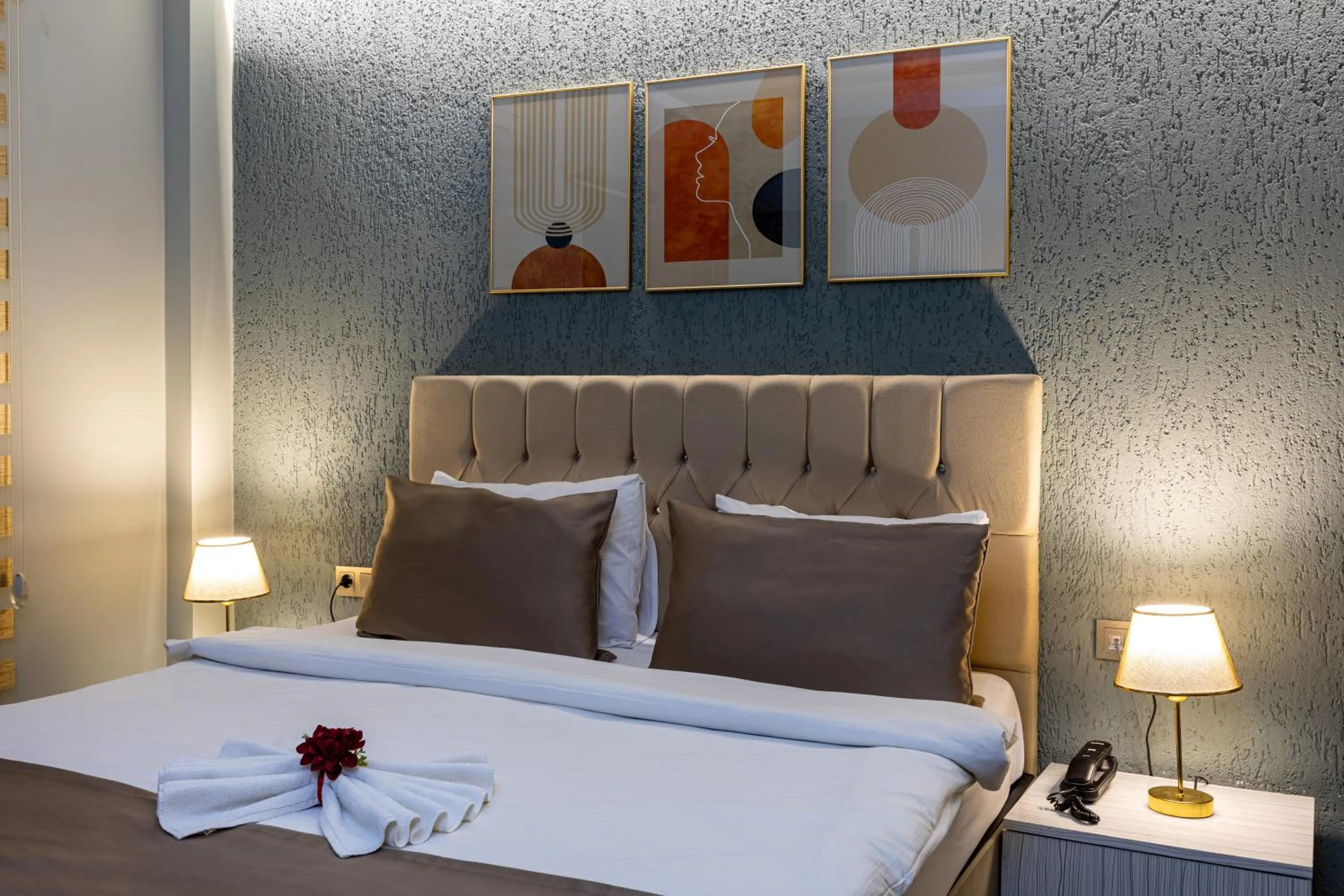 Bed in LINNGA HOTEL & SUITE