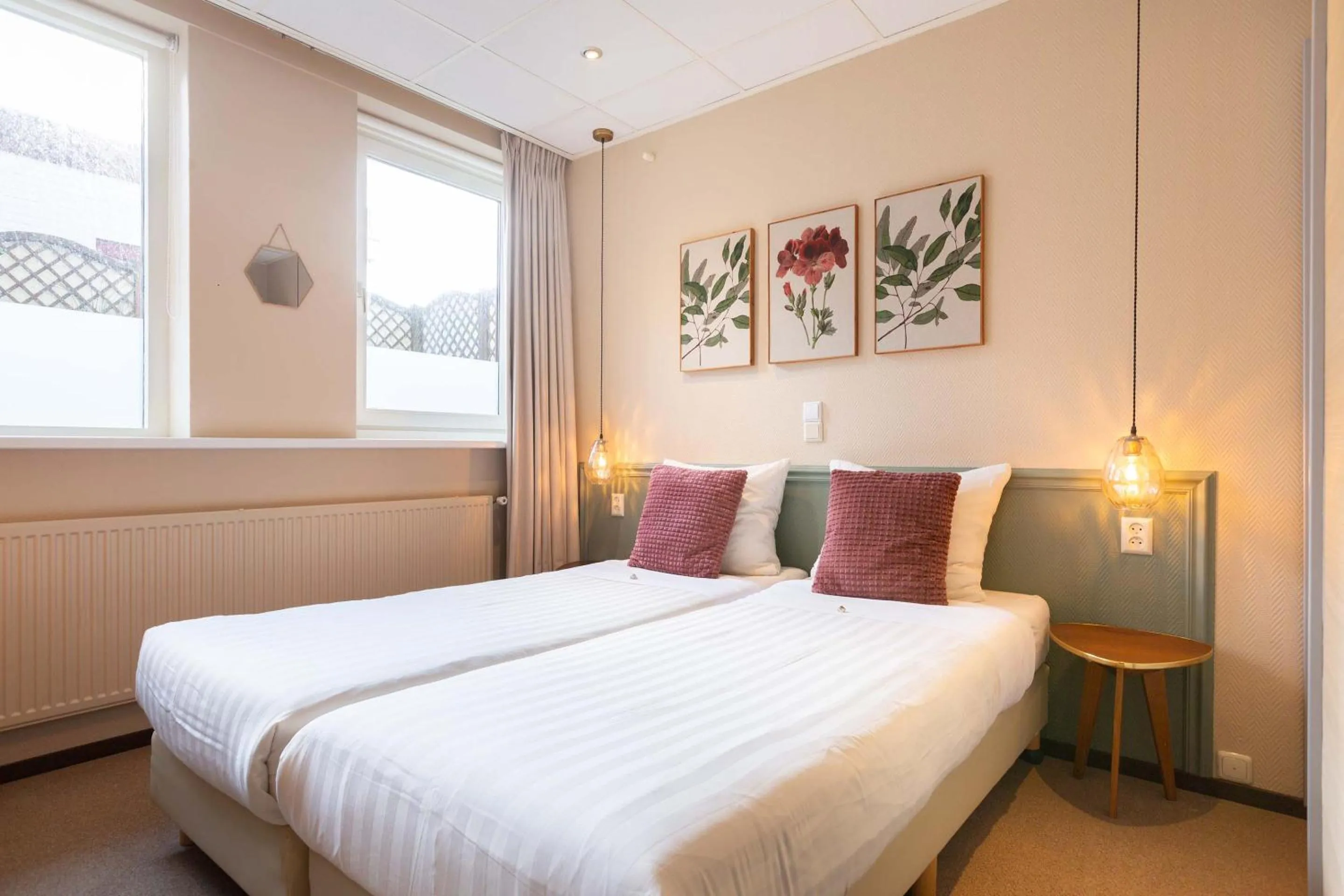 Photo of the whole room, Bed in Strandhotel Scheveningen