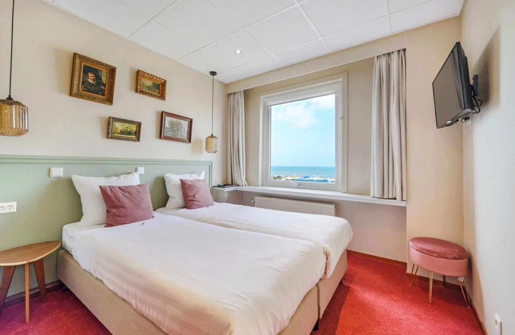 Photo of the whole room, Bed in Strandhotel Scheveningen