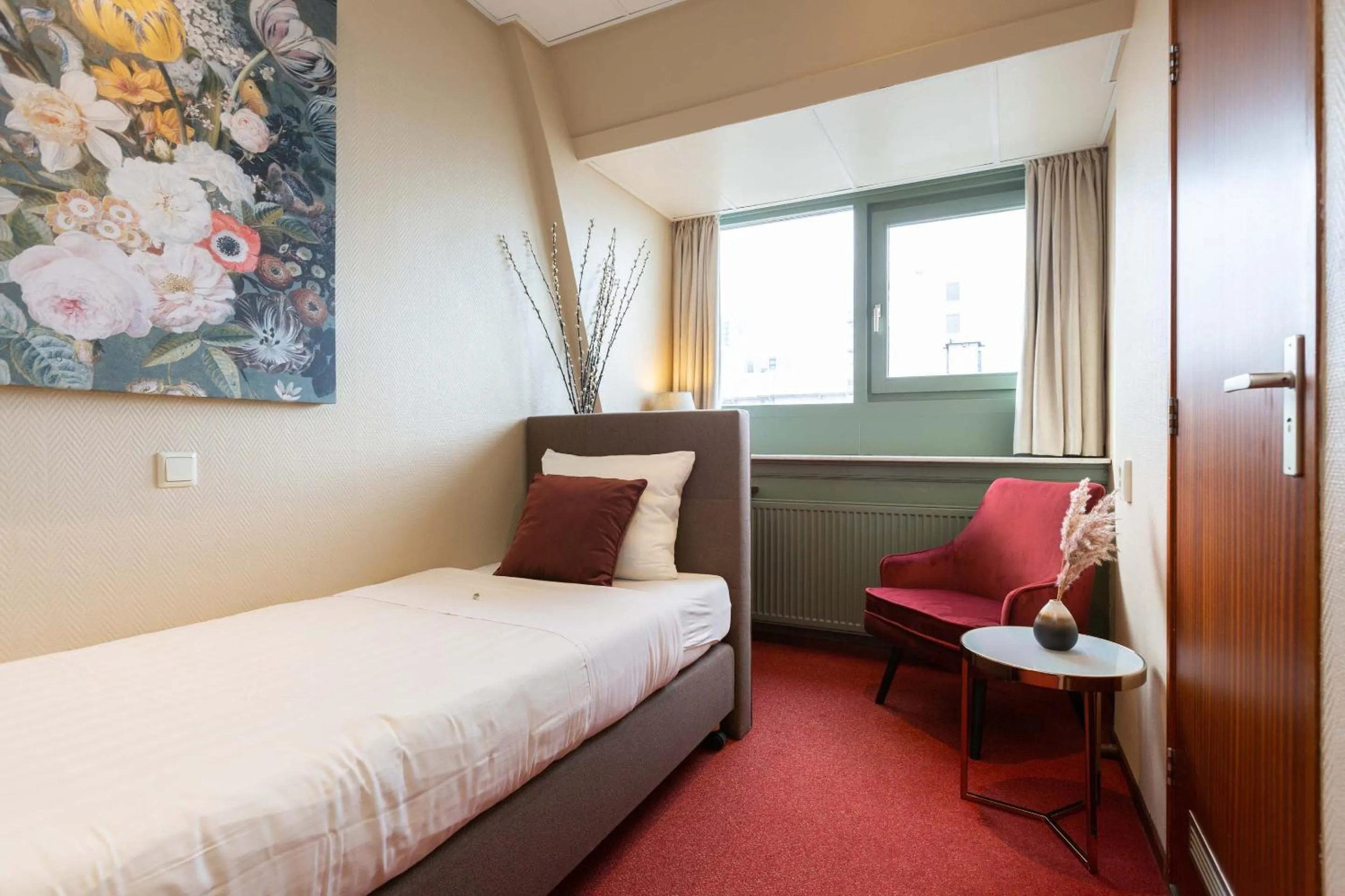 Photo of the whole room, Bed in Strandhotel Scheveningen