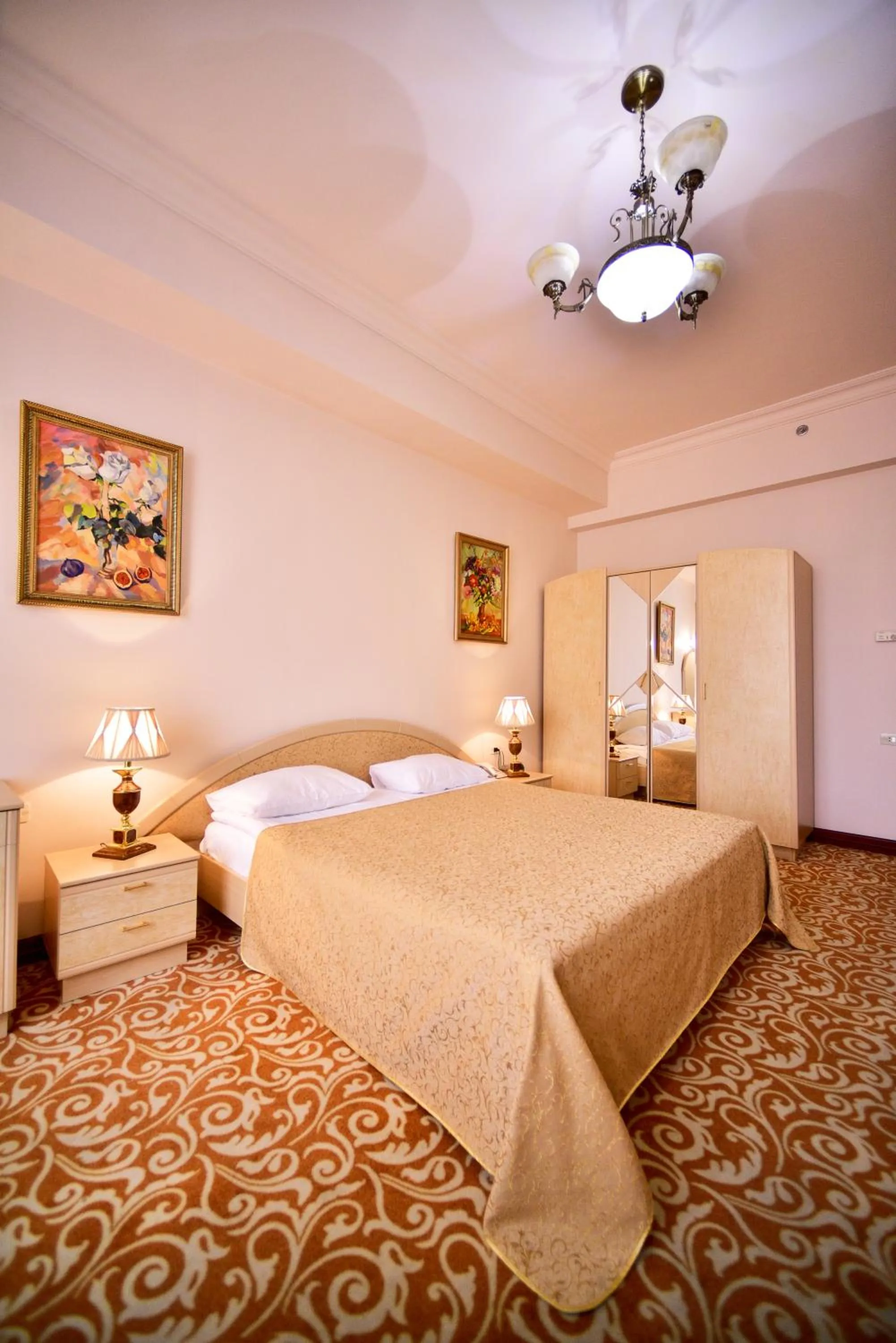 Bedroom, Bed in METROPOL HOTEL Yerevan