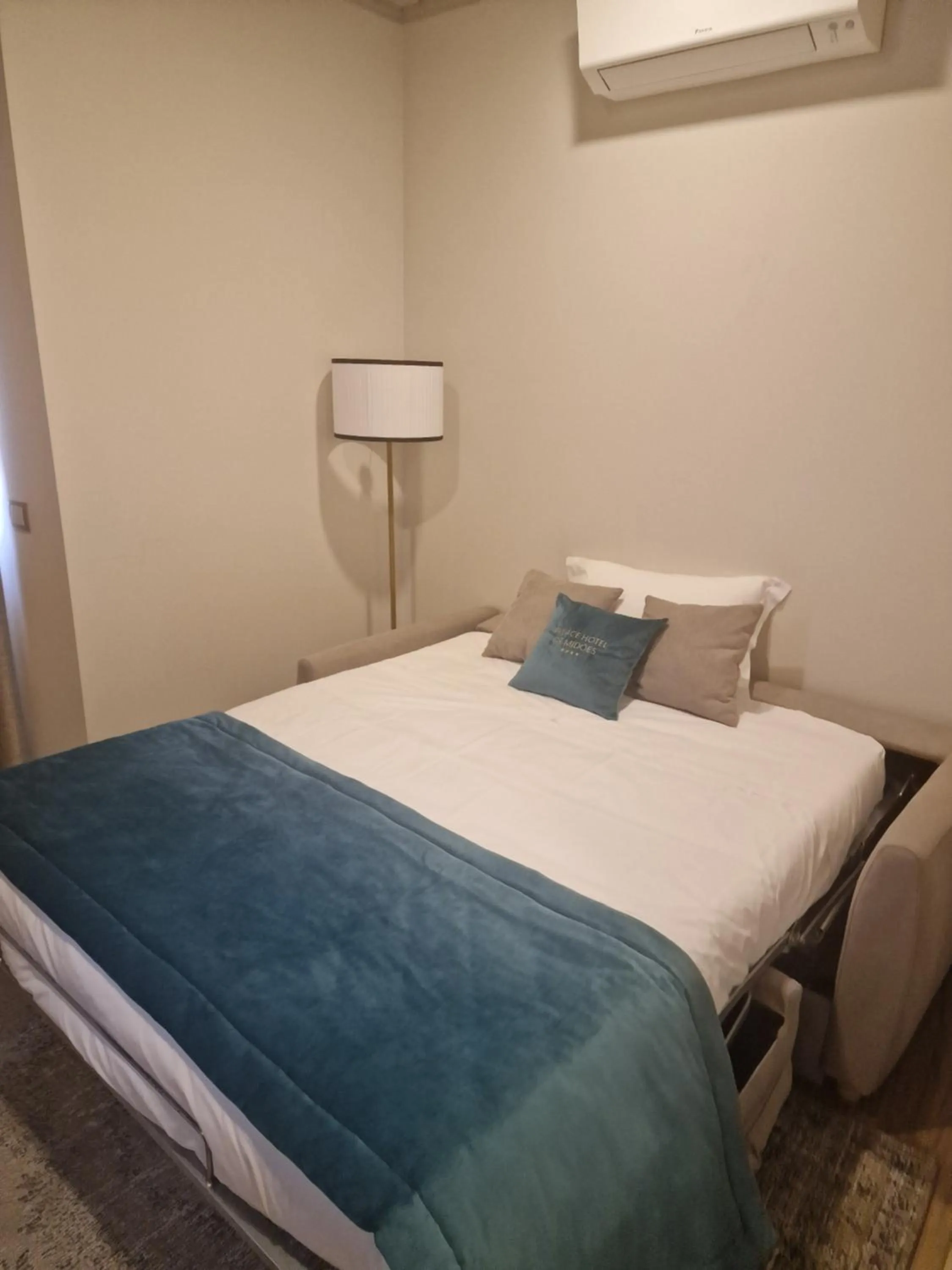 Living room, Bed in Palace Hotel de Midões