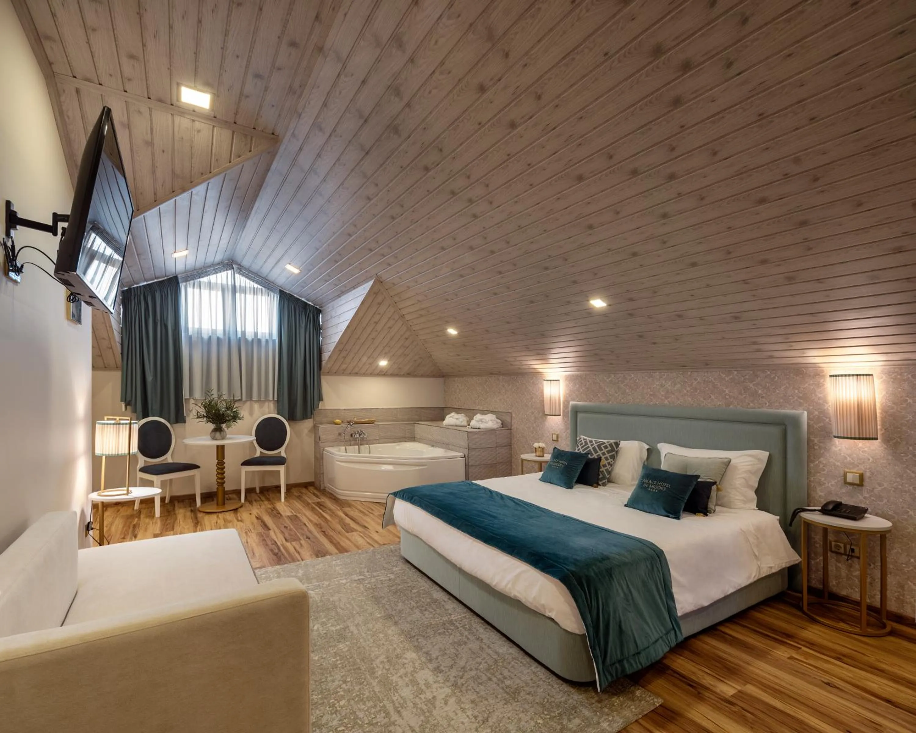 Hot Tub, Bed in Palace Hotel de Midões