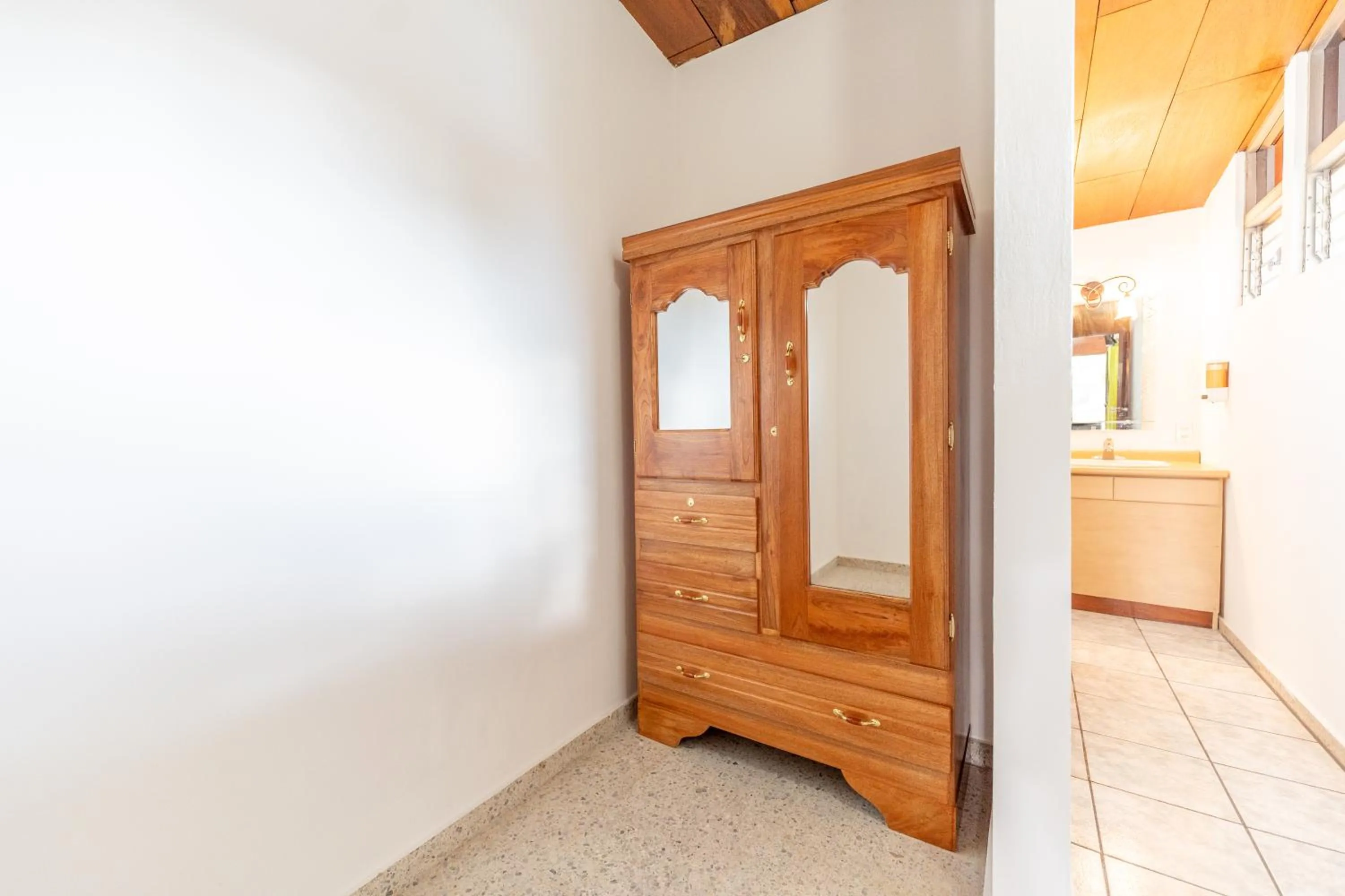wardrobe in Volcano Hostal y Restaurante