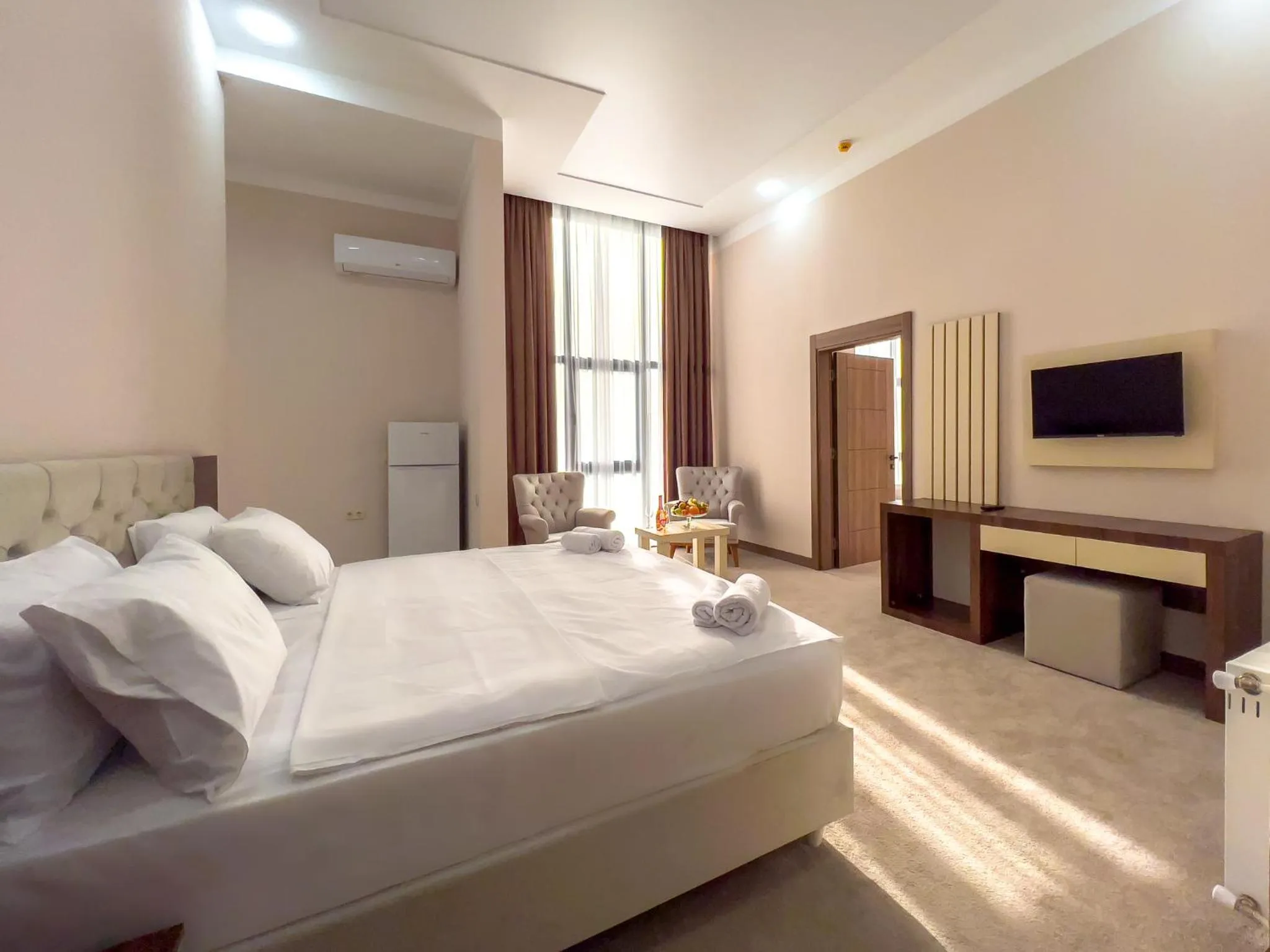 Communal lounge/ TV room, Bed in Chateau Milisi