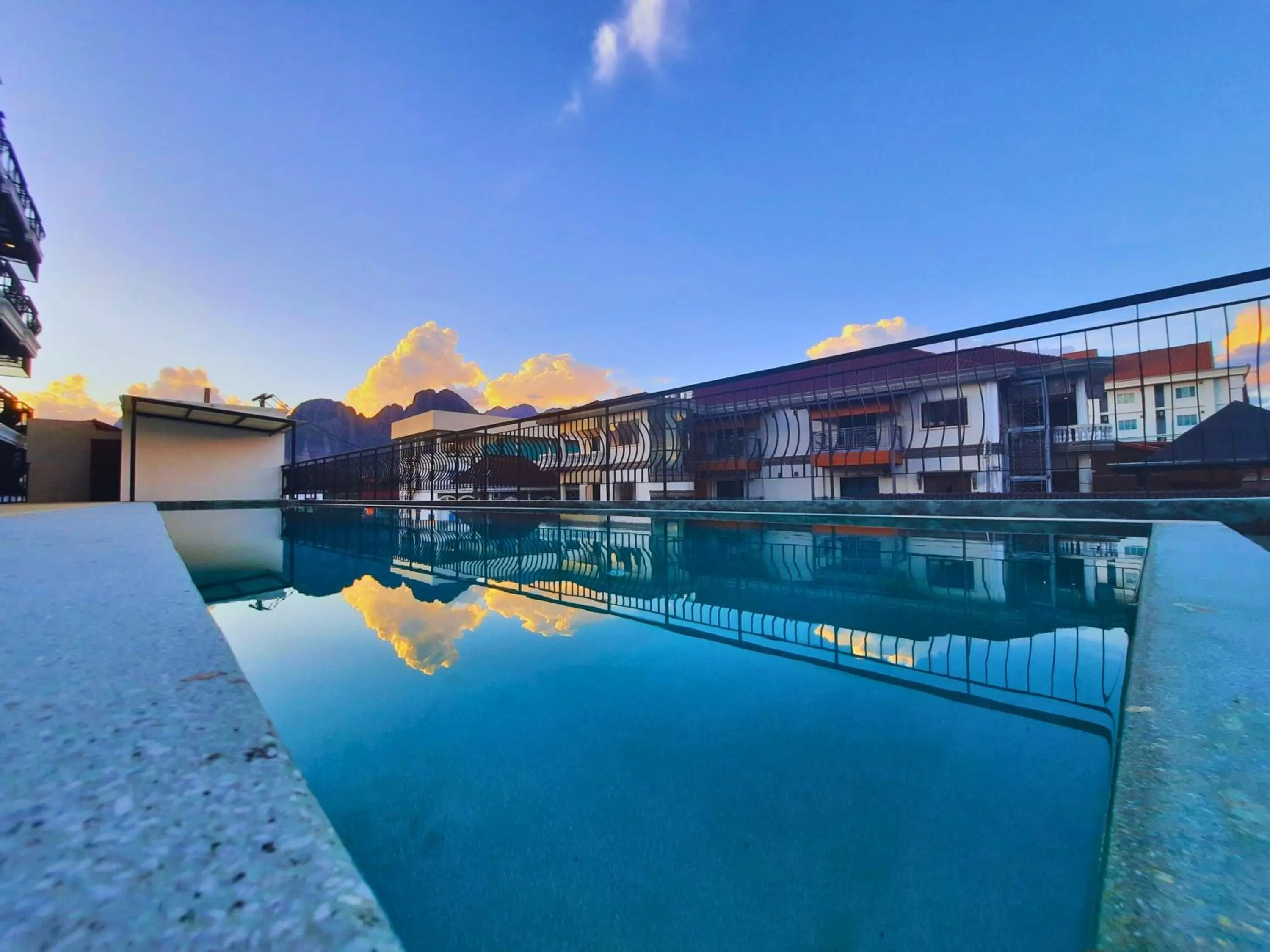 Swimming pool in Oudomsin VangVieng Hotel