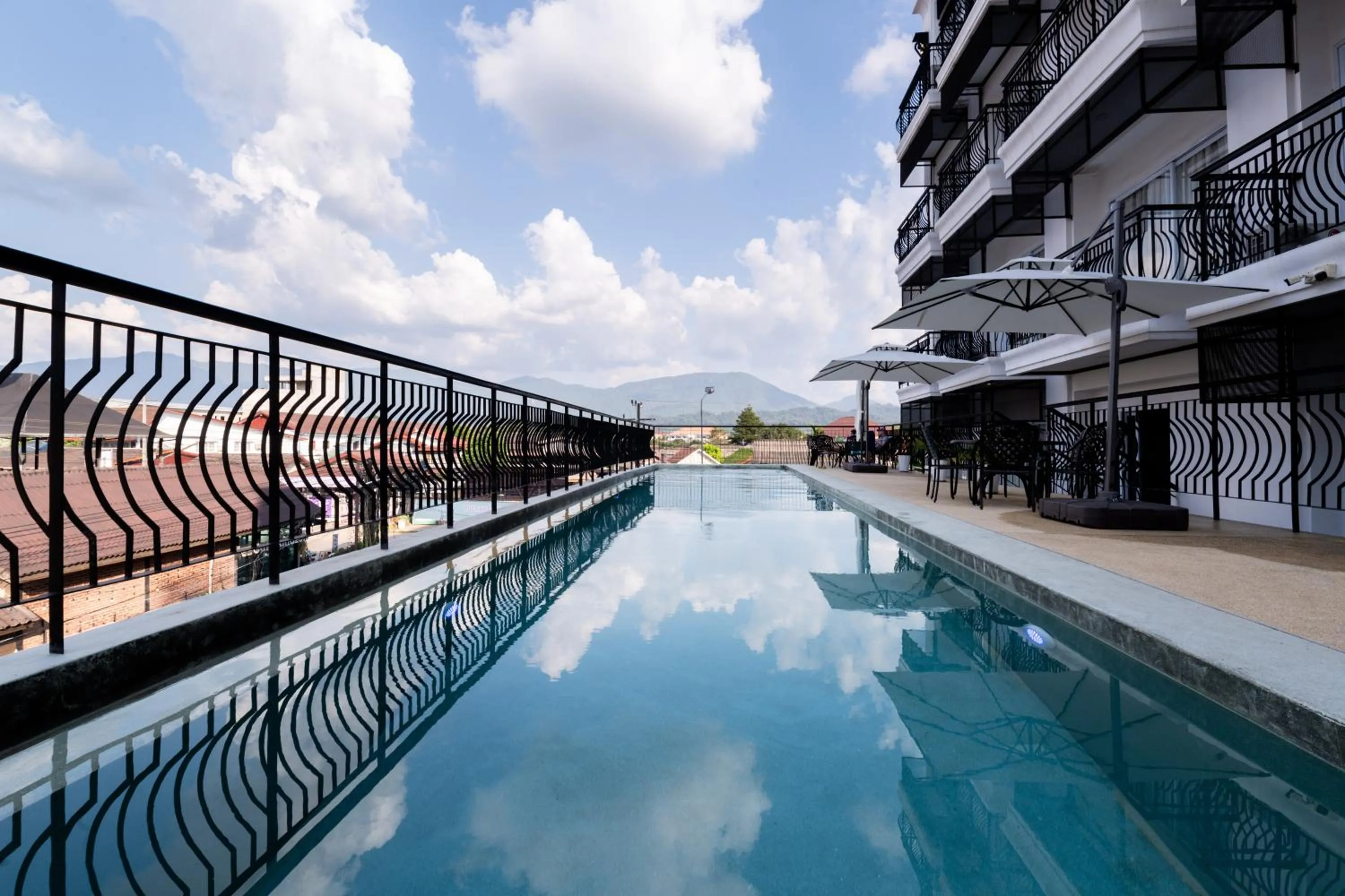 Swimming pool in Oudomsin VangVieng Hotel