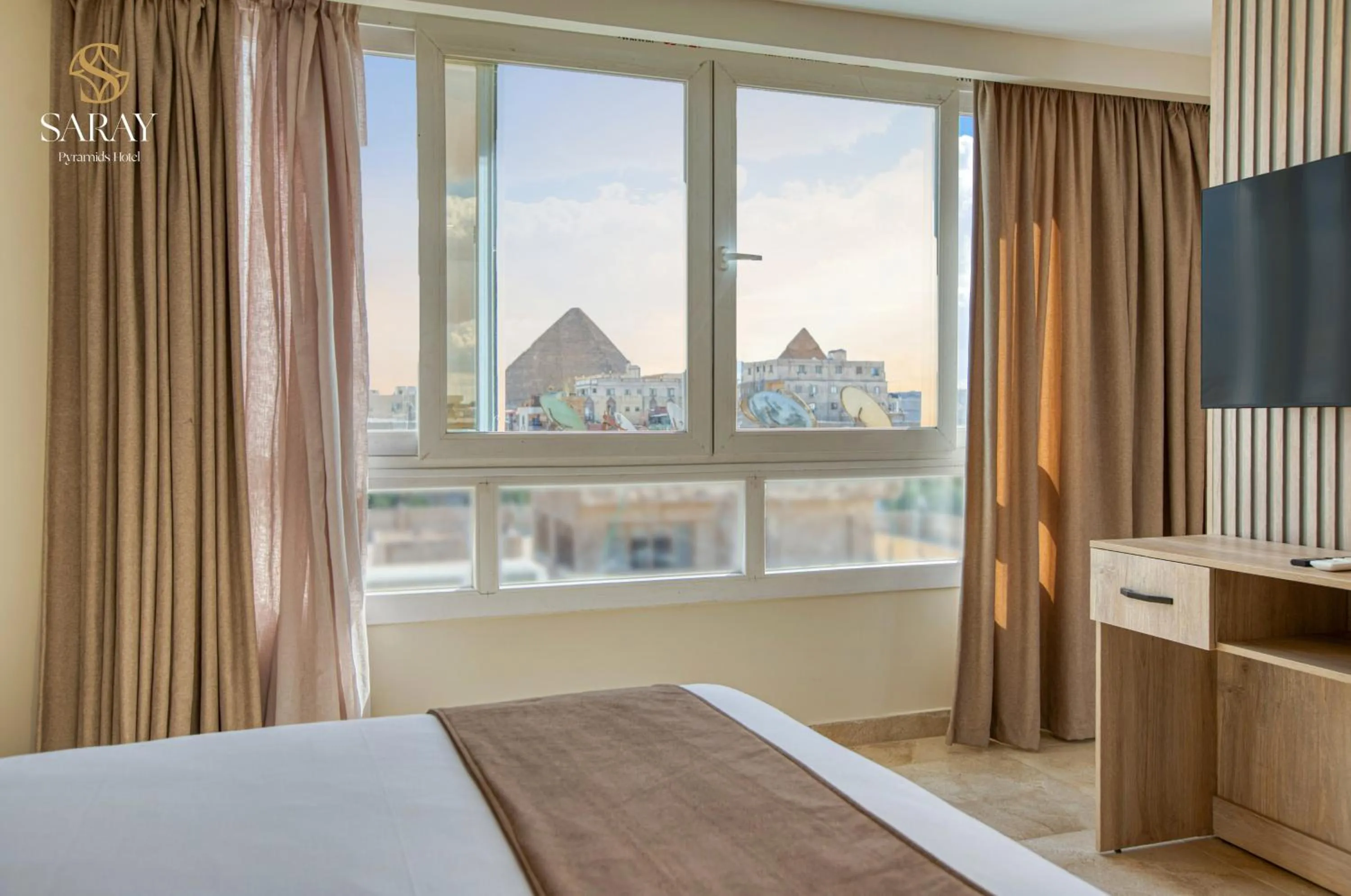 Communal lounge/ TV room, Bed in Saray Pyramids & Museum View Hotel