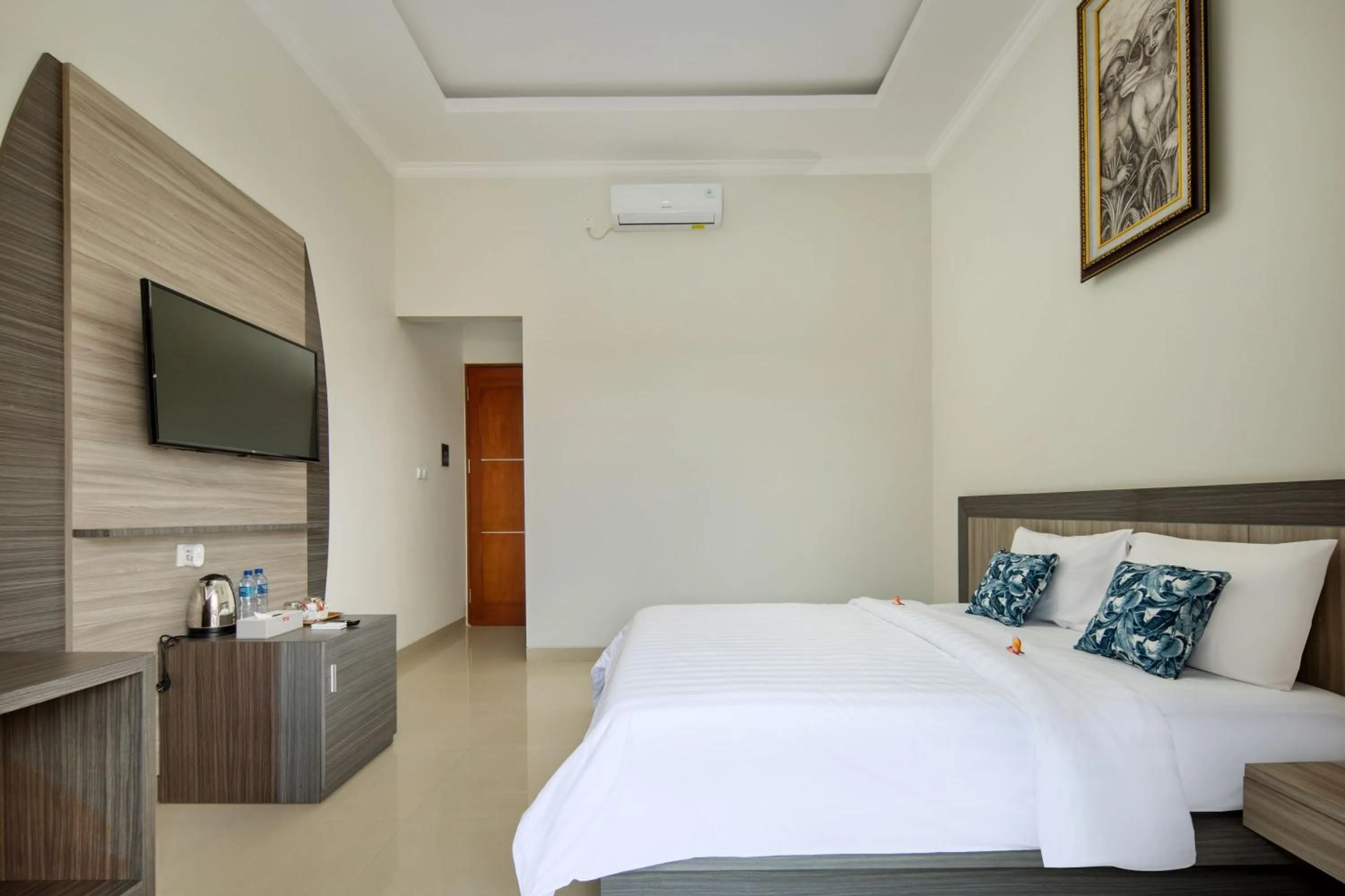 TV and multimedia, Bed in Jineswari Kuta by Kamara