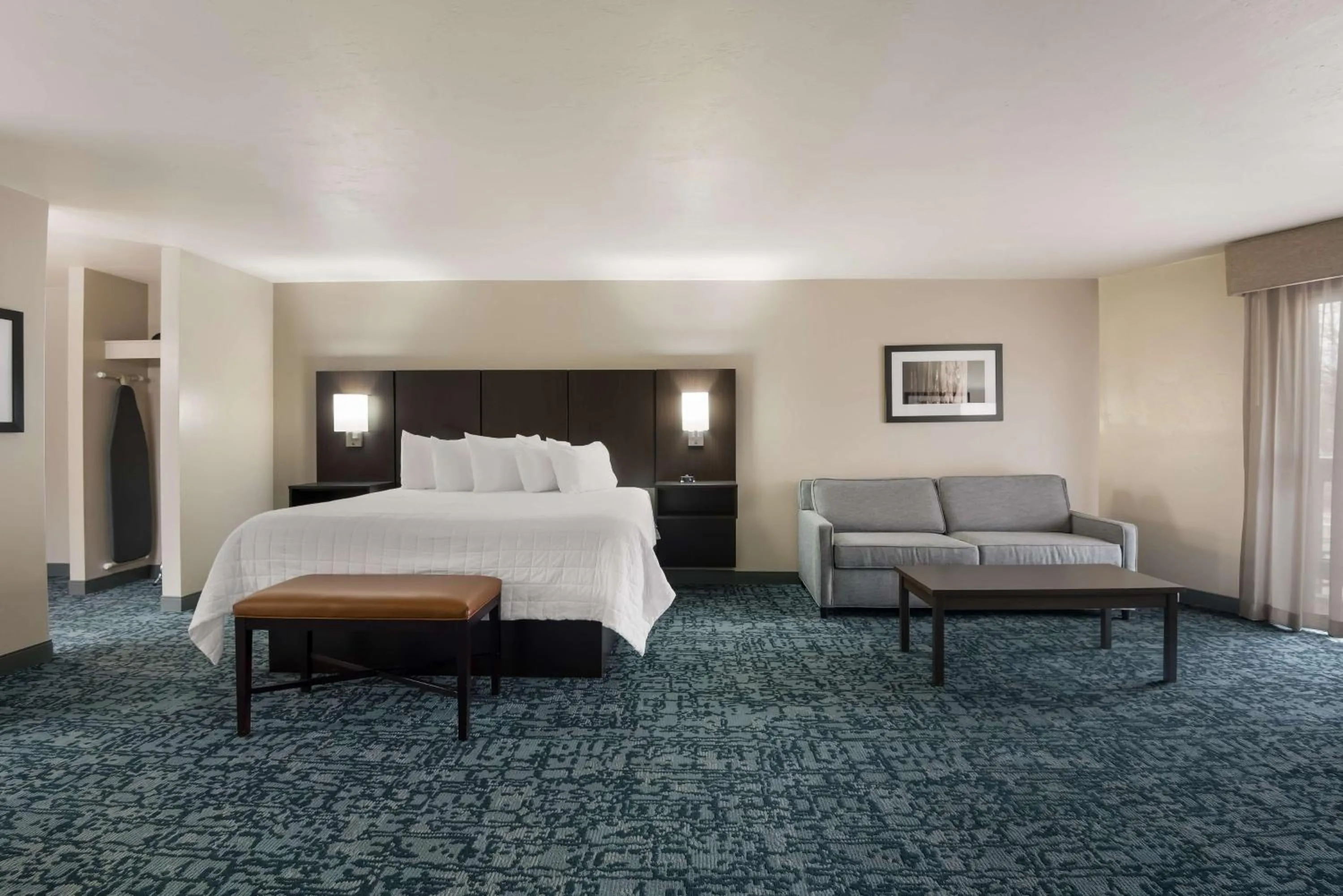 Photo of the whole room, Bed in Best Western New Oregon Motel