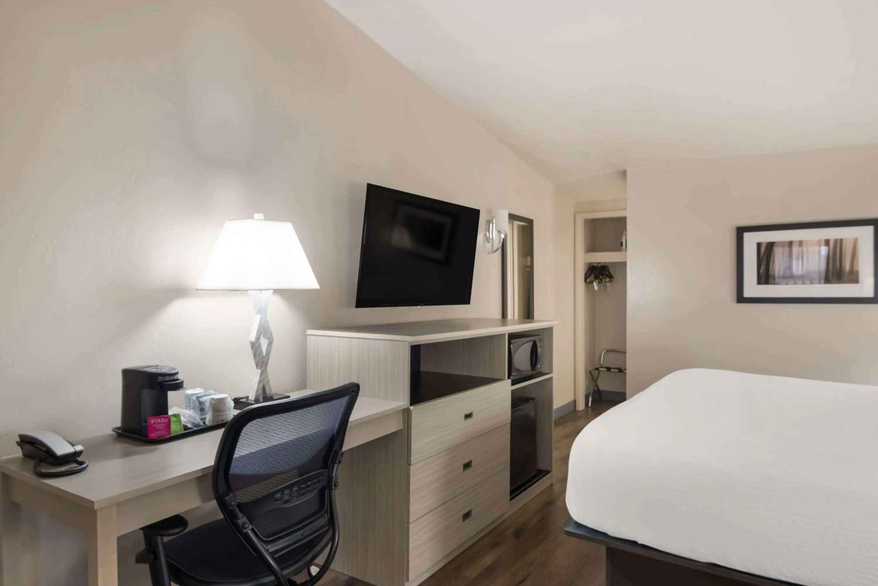 Bedroom, Bed in Best Western New Oregon Motel