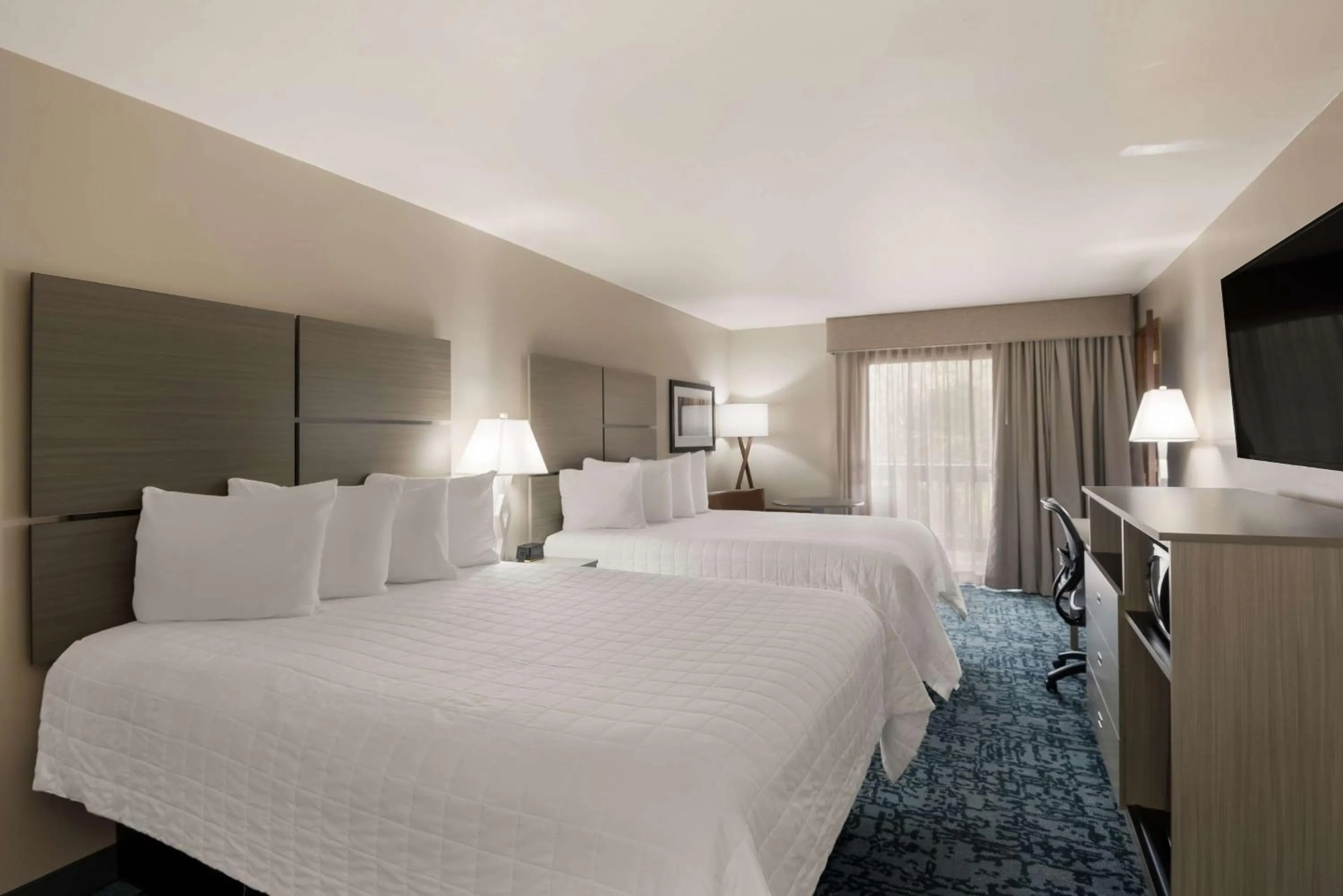 Photo of the whole room, Bed in Best Western New Oregon Motel