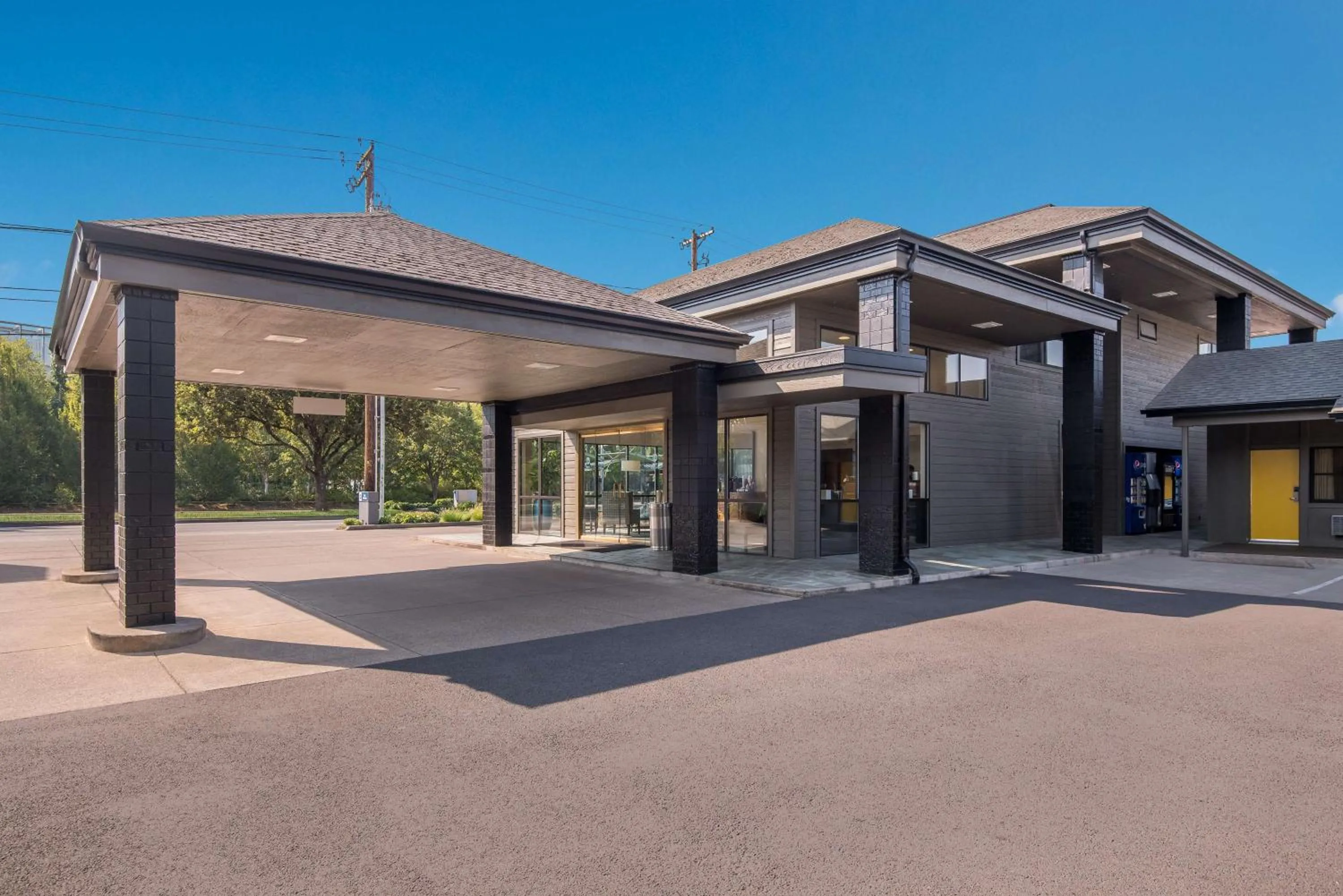 Property building in Best Western New Oregon Motel