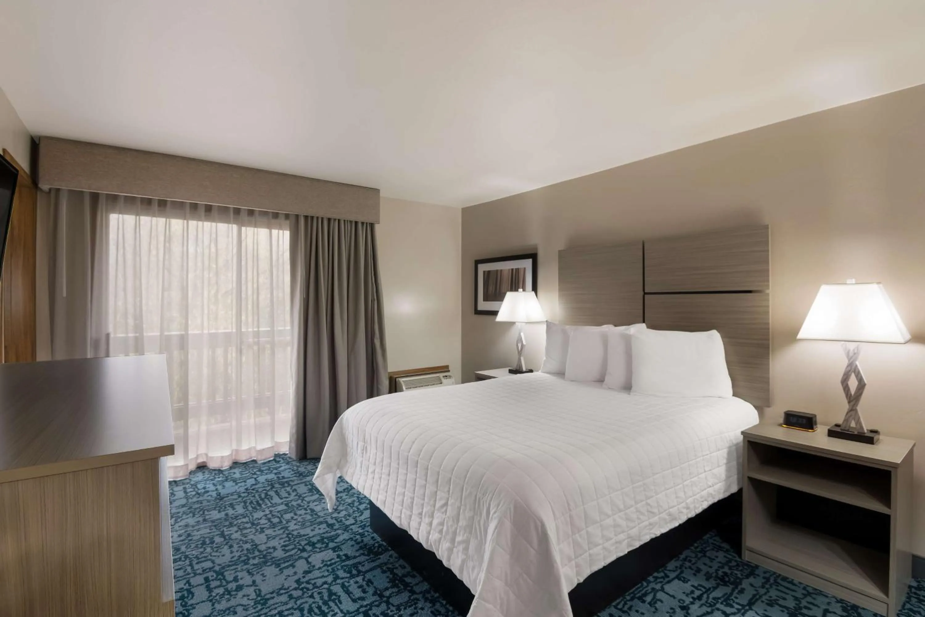 Bedroom, Bed in Best Western New Oregon Motel