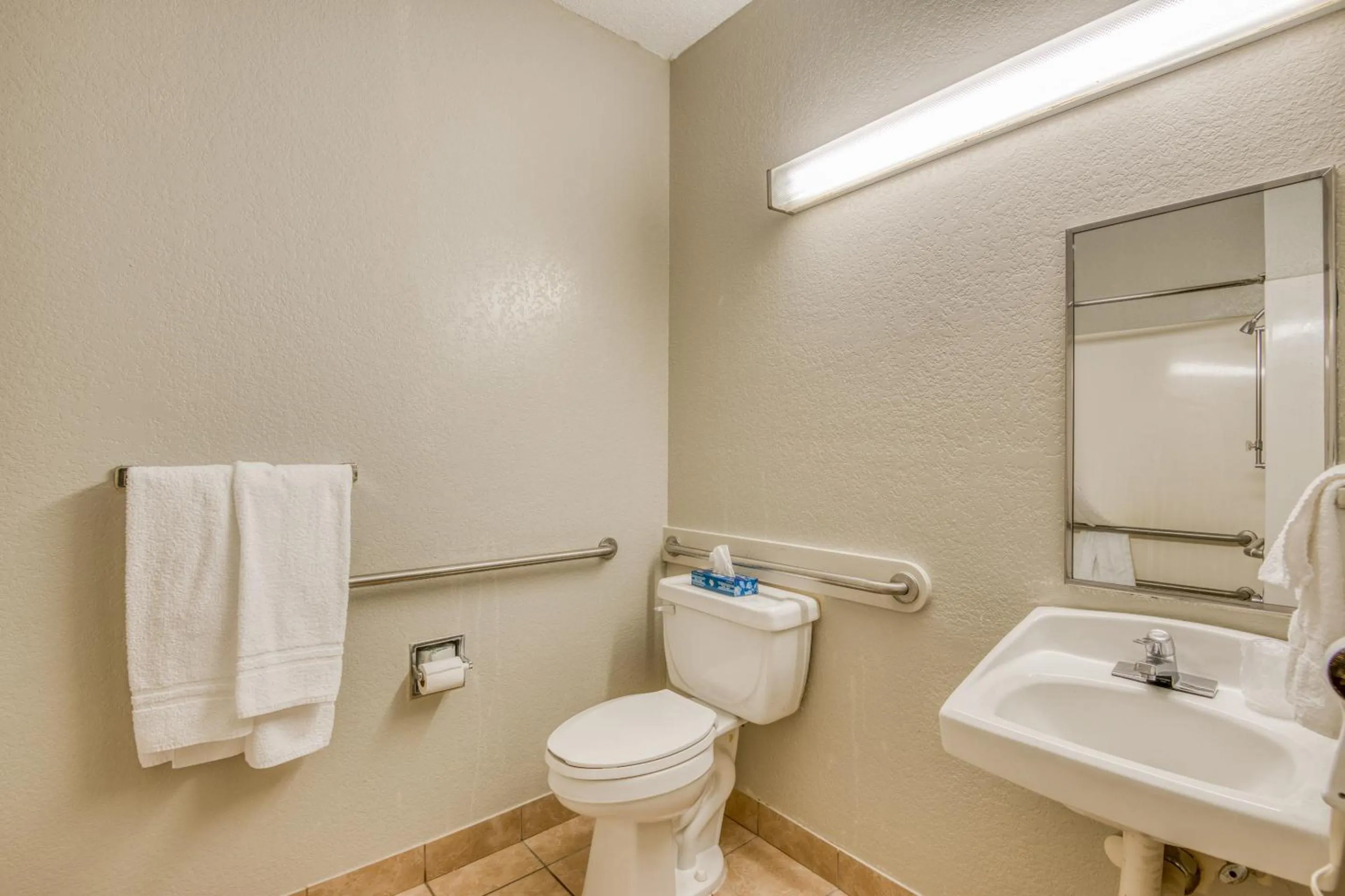 Bathroom in Trident Inn & Suites, Baton Rouge