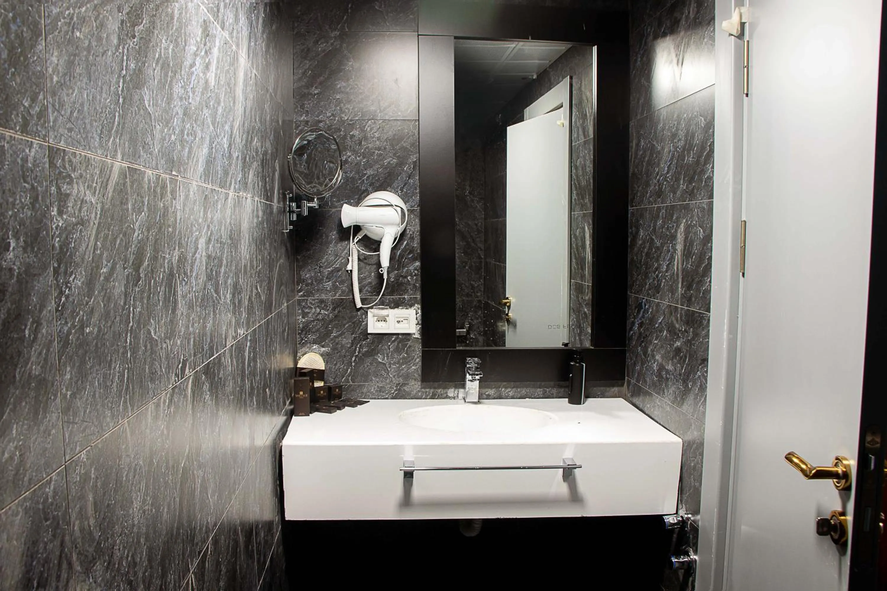 Shower in Shelter Inn Hotel & Spa