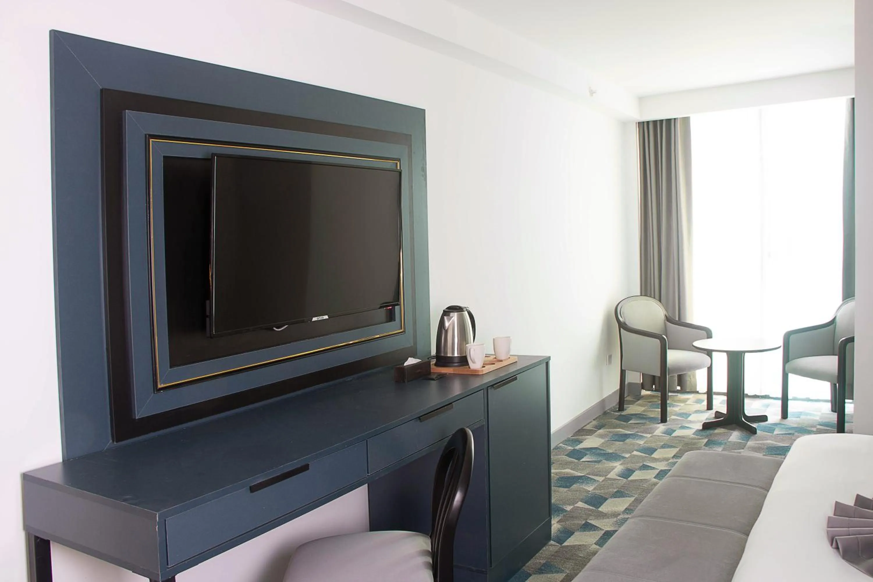 TV and multimedia in Shelter Inn Hotel & Spa