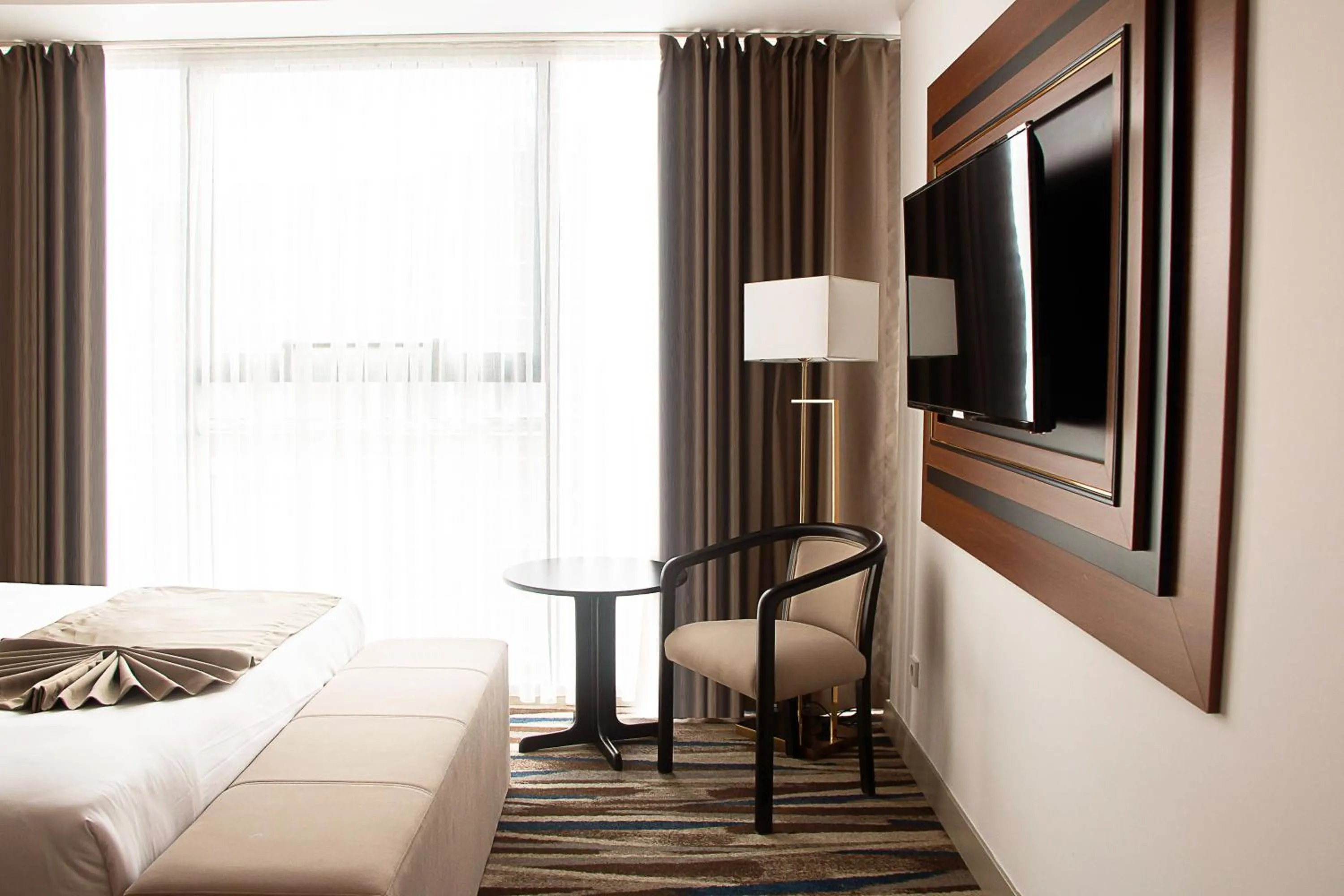 TV and multimedia, Bed in Shelter Inn Hotel & Spa