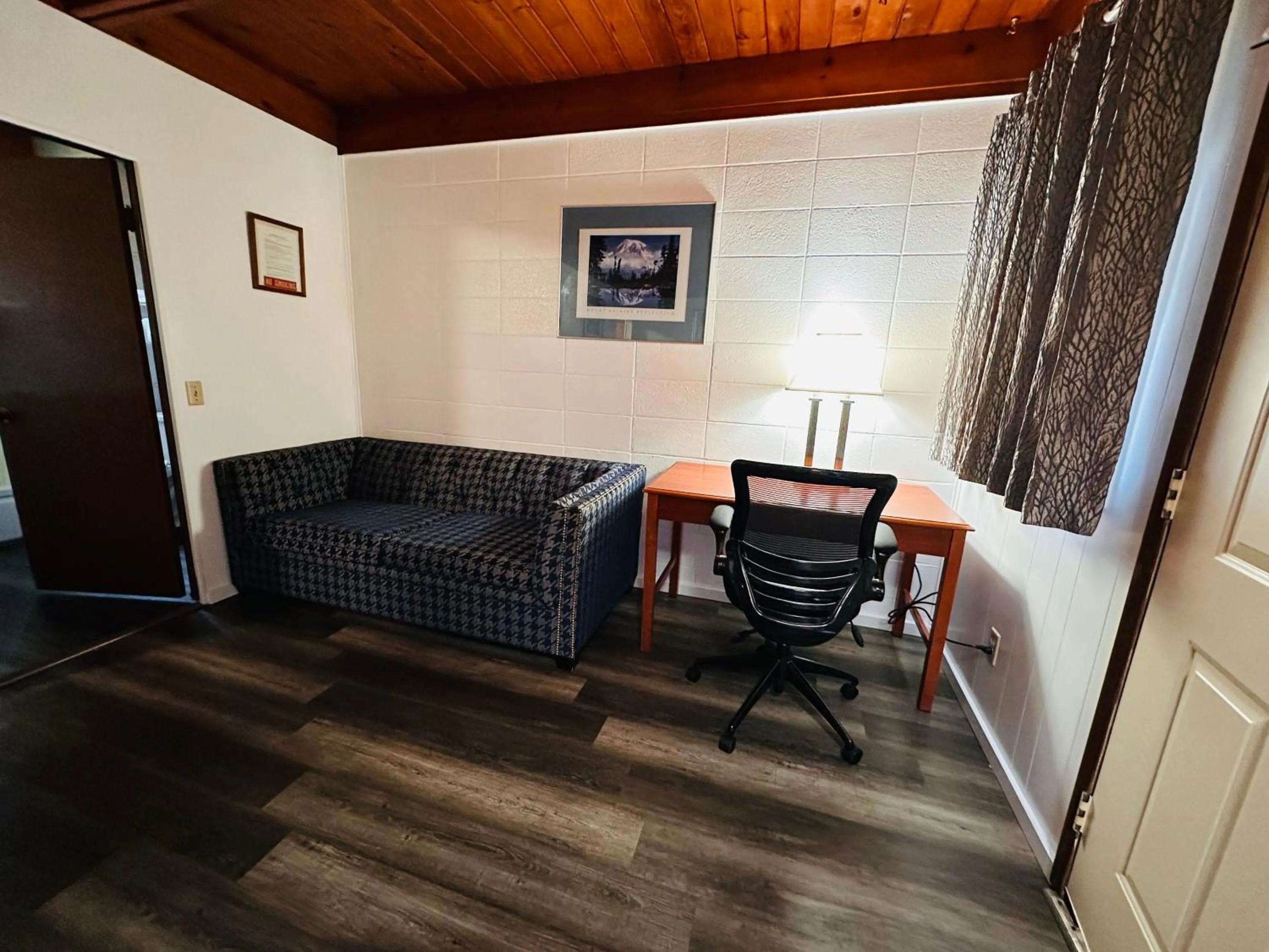 Living room in Anchor Inn Motel by Loyalty