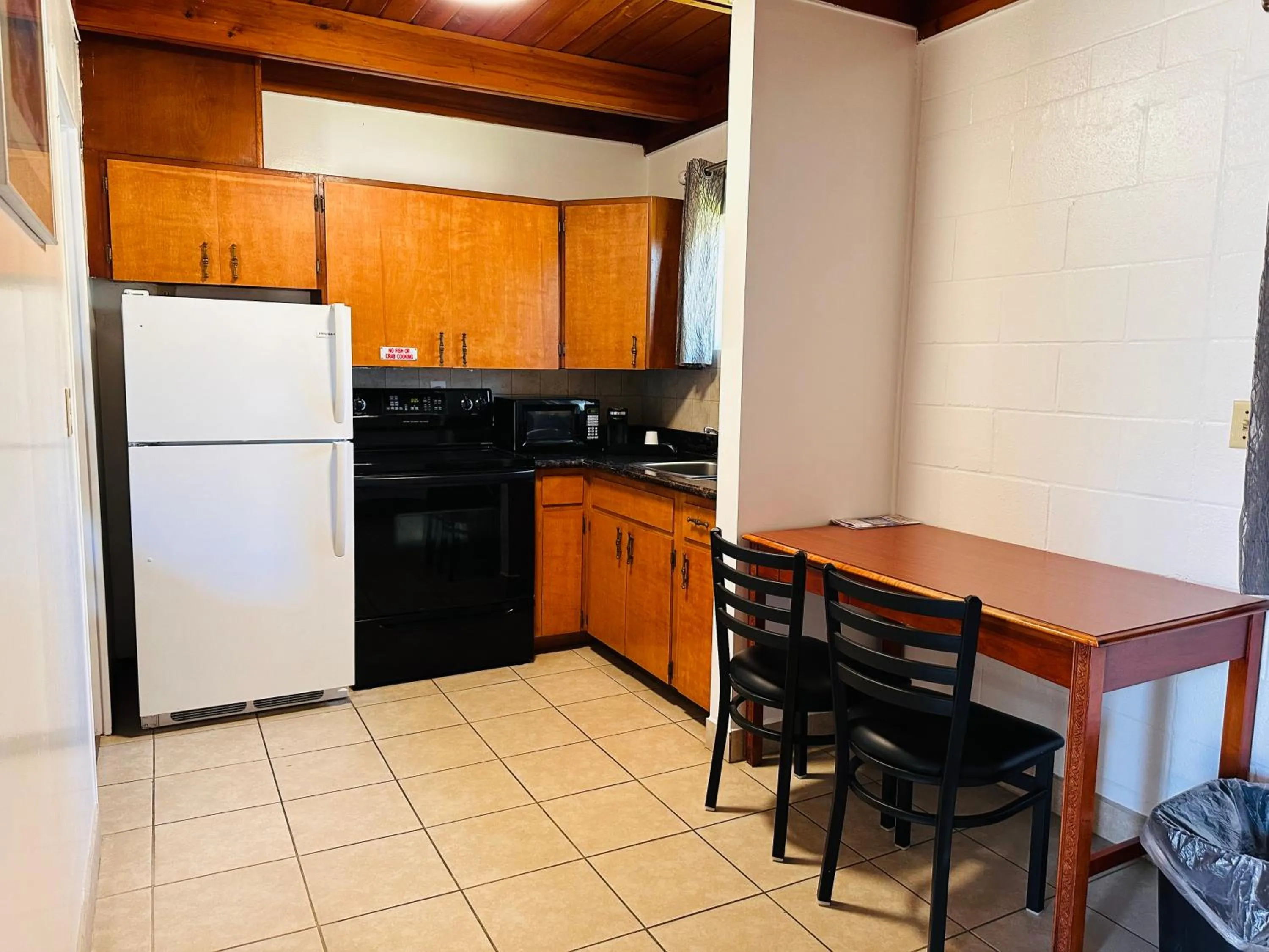 Kitchen or kitchenette in Anchor Inn Motel by Loyalty