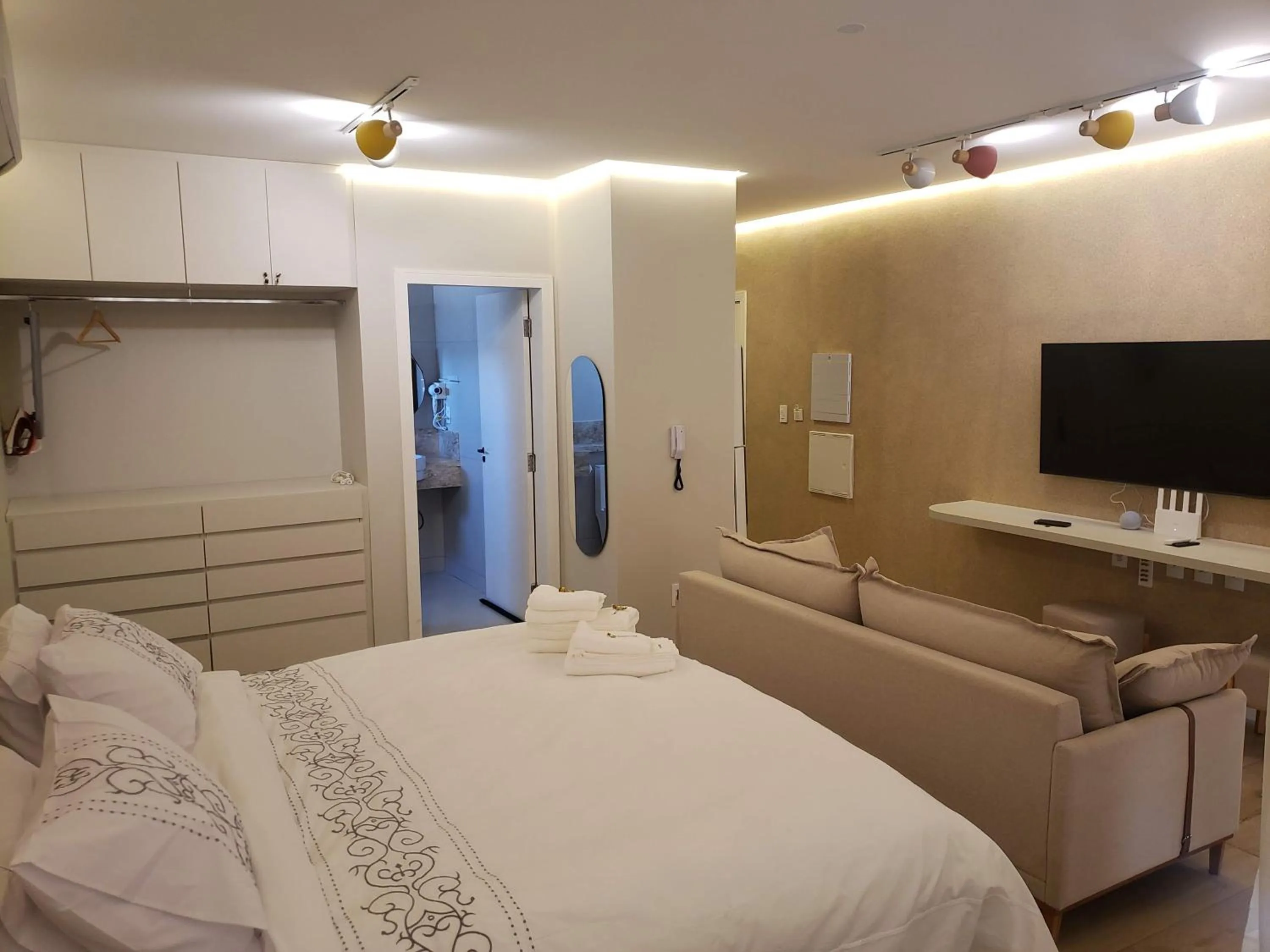 Communal lounge/ TV room, Bed in Apart-hotel Theotókos Flats