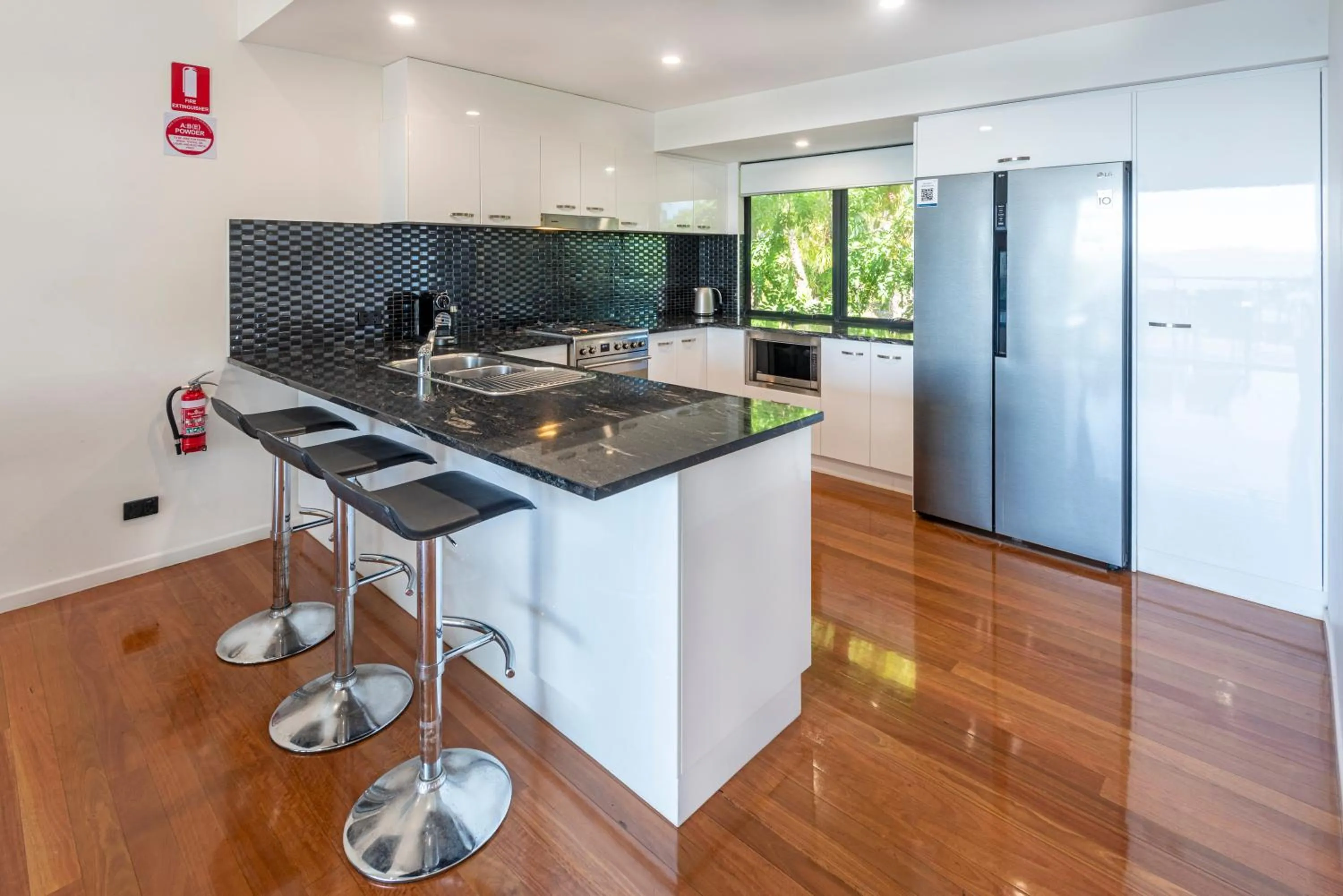 Kitchen or kitchenette in Pinnacle Apartments on Hamilton Island by HIHA