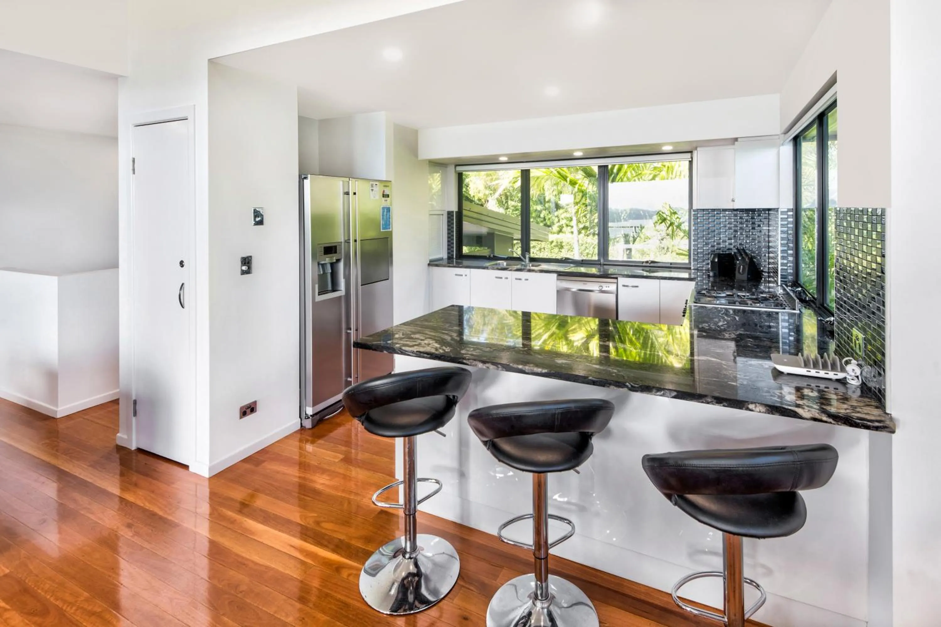 Kitchen or kitchenette in Pinnacle Apartments on Hamilton Island by HIHA