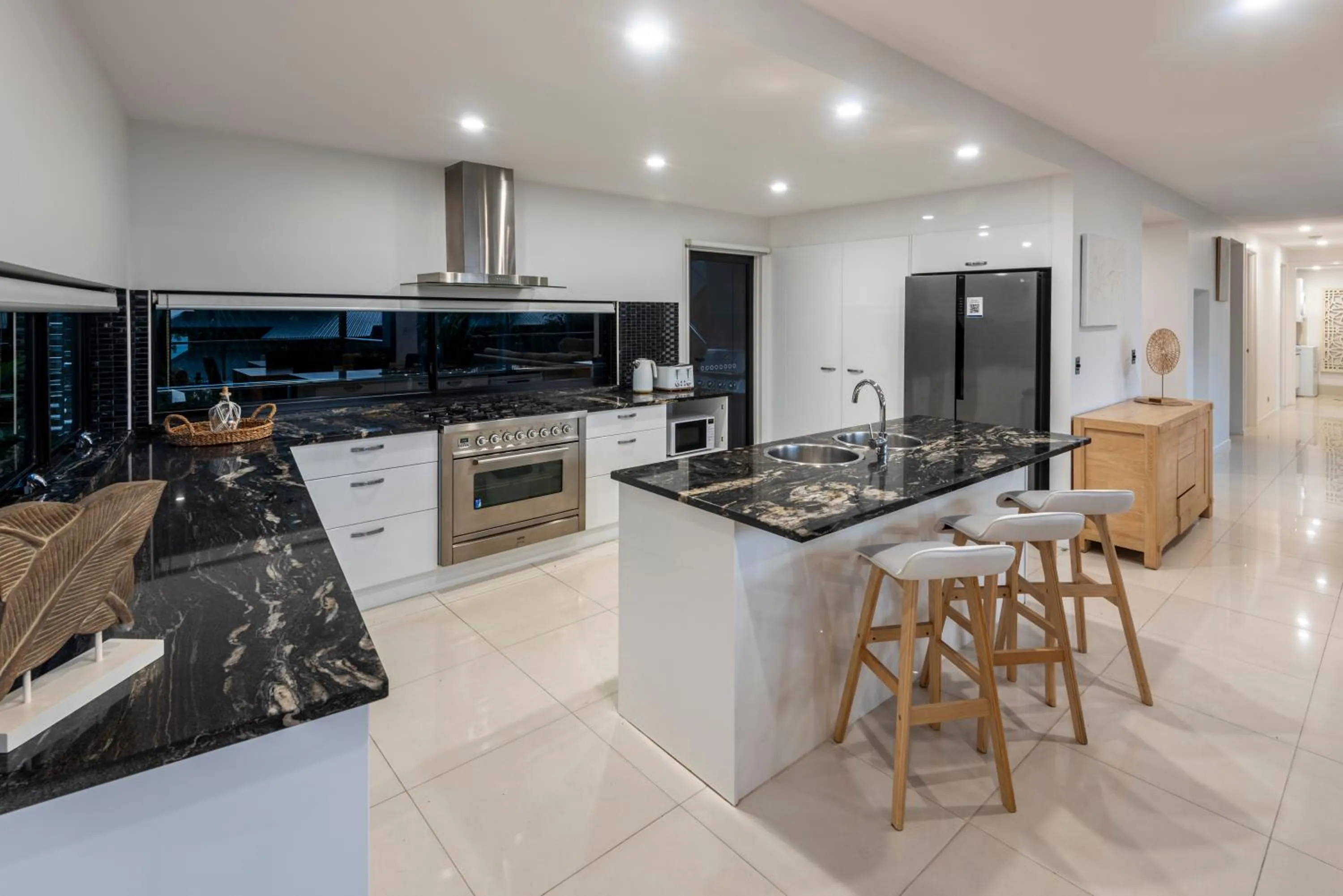 Kitchen or kitchenette in Pinnacle Apartments on Hamilton Island by HIHA