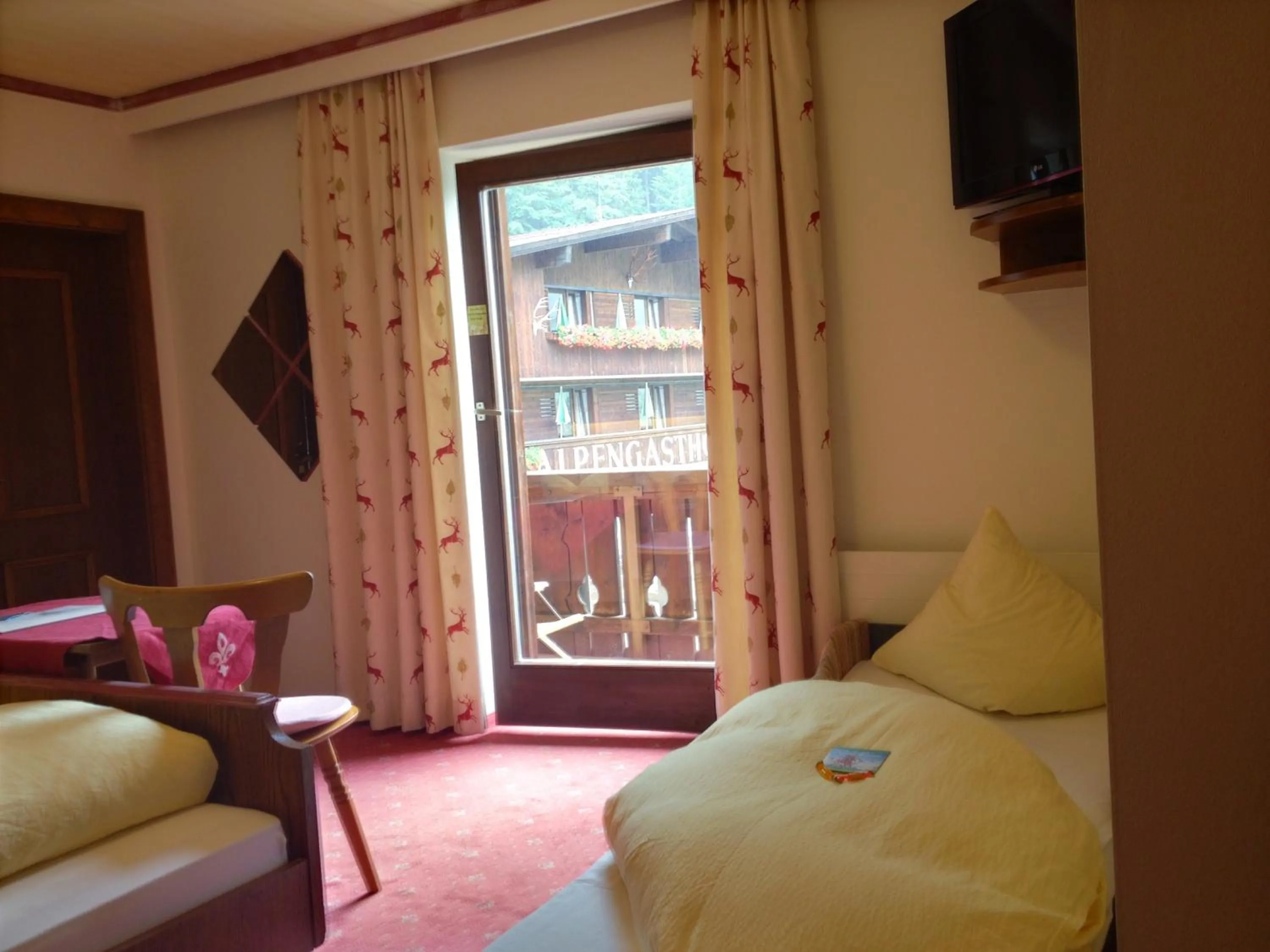 Balcony/Terrace, Bed in Das Naturhotel die Eng